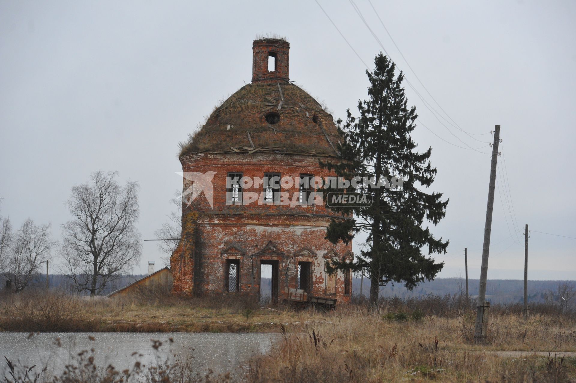 село Головинское Сусанинского района Костромской области.  Богоявленская церковь. 08 ноября 2011г.