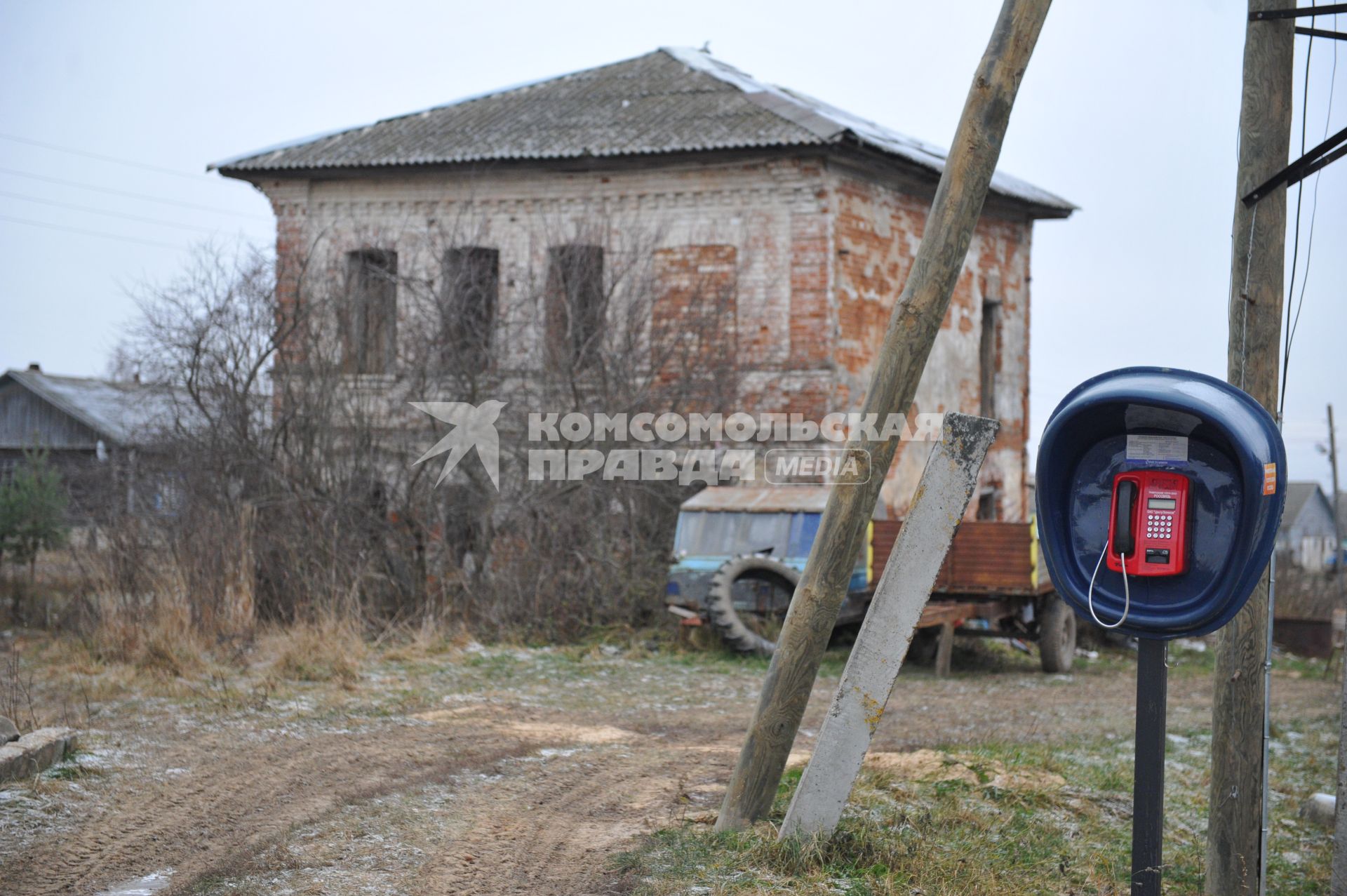 село Головинское Сусанинского района Костромской области. Дом. Телефонная будка. 08 ноября 2011г.