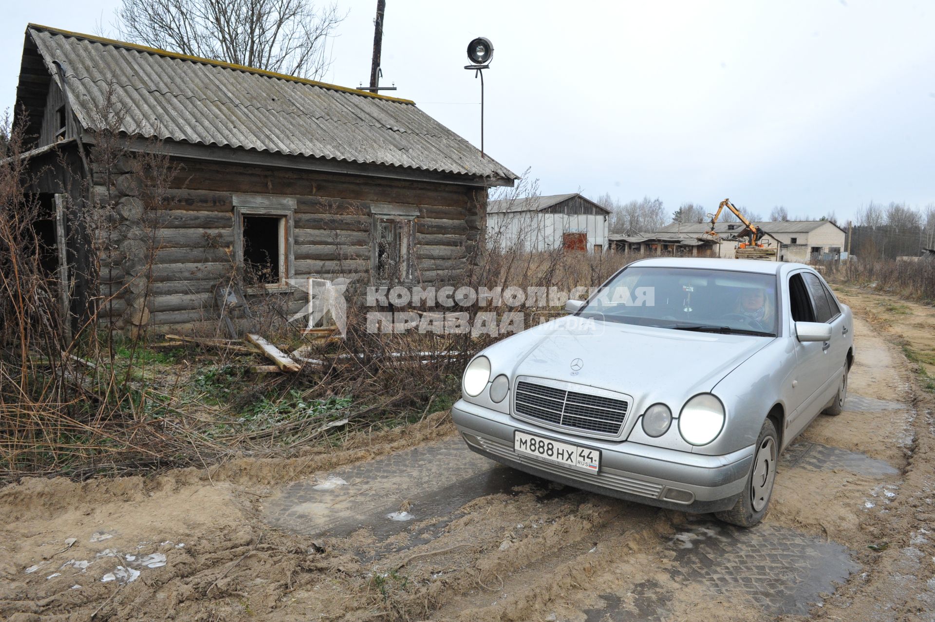 село Головинское Сусанинского района Костромской области. Мерседес на дороге. 08 ноября 2011г.