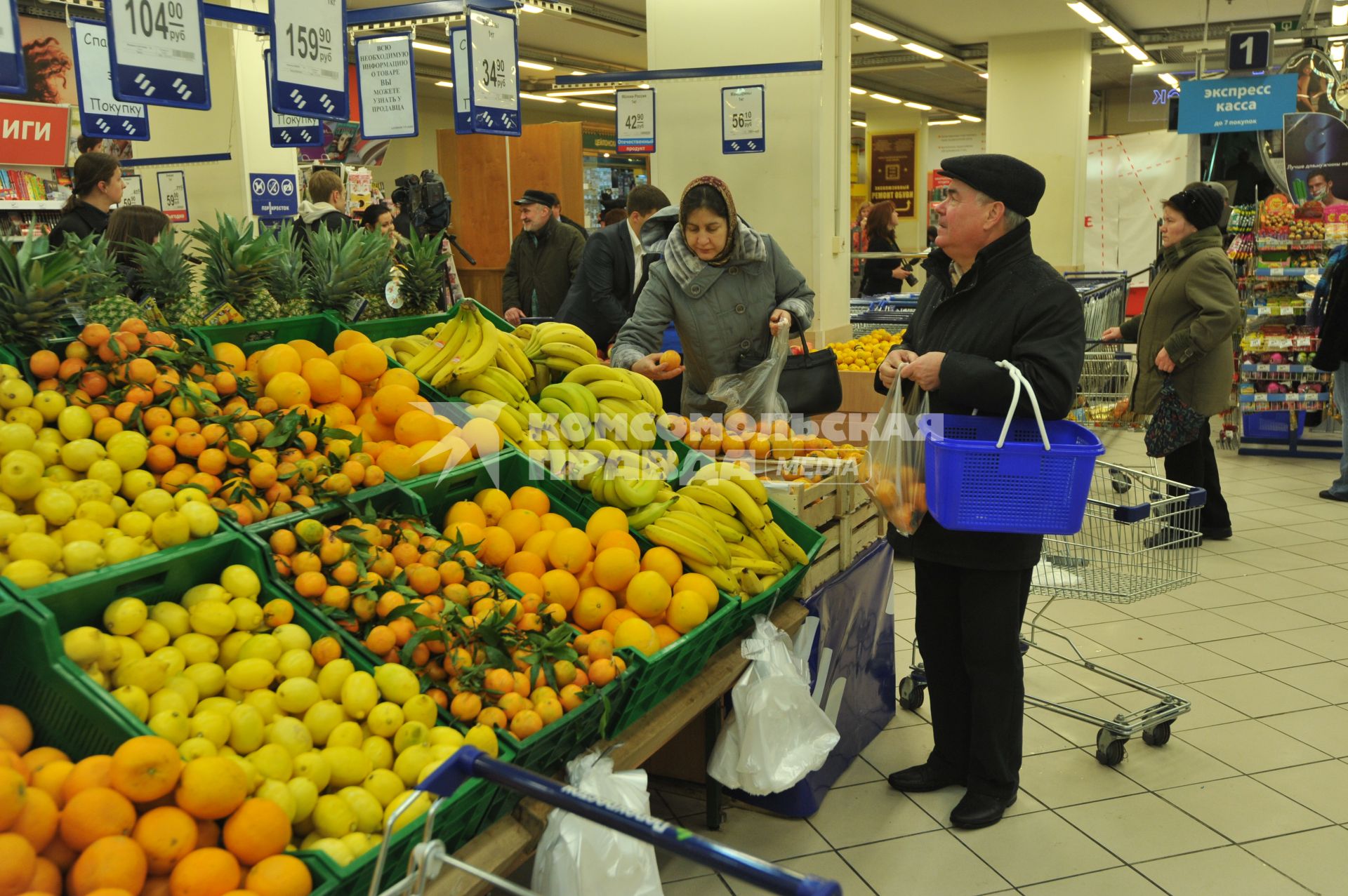 Магазин ПЕРЕКРЕСТОК. Торговля. Товар. Фрукты. Мужчина с продуктовой корзиной. 08 ноября 2011 года.