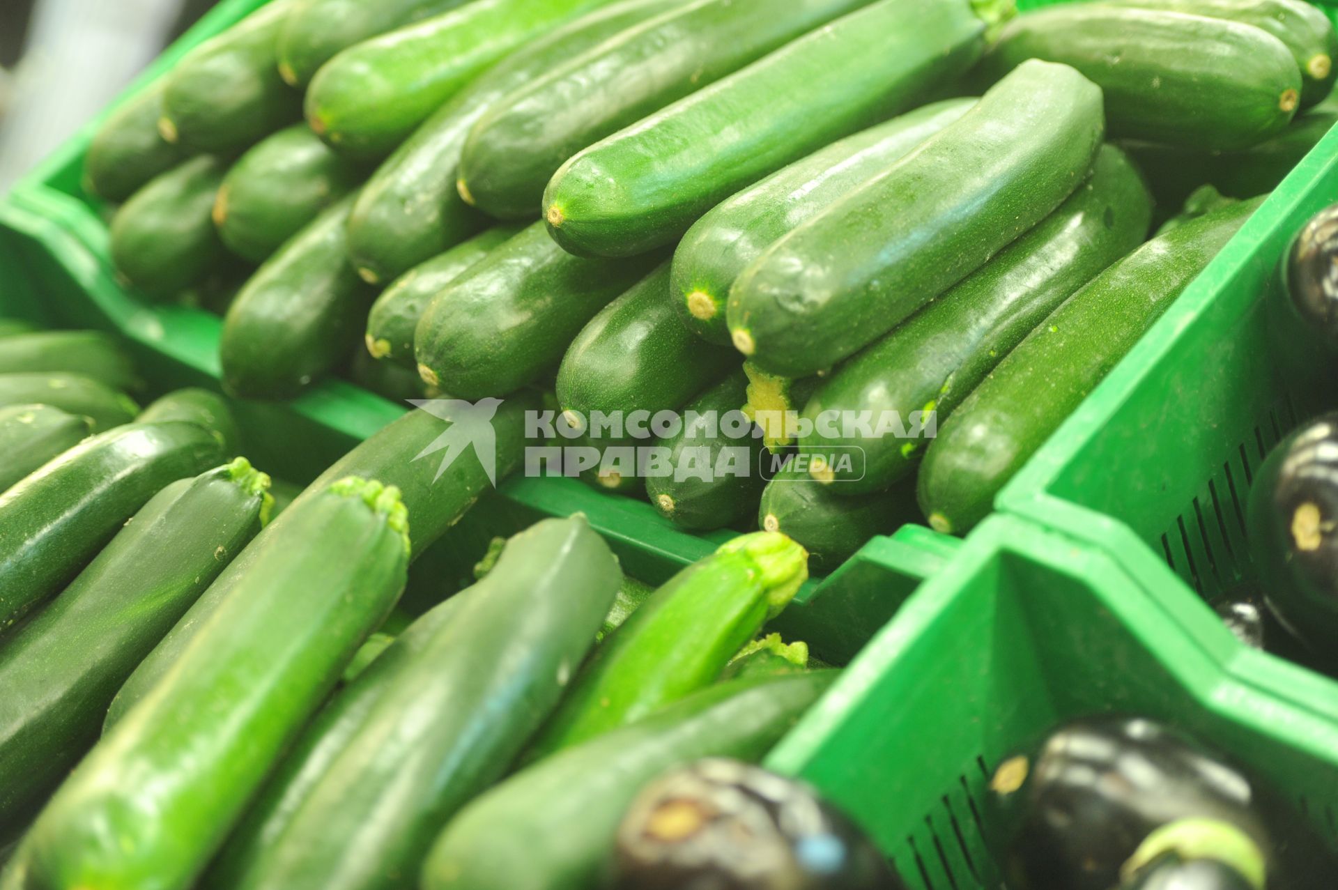 Магазин ПЕРЕКРЕСТОК. Овощи на прилавке. Цукини.  08 ноября 2011 года.