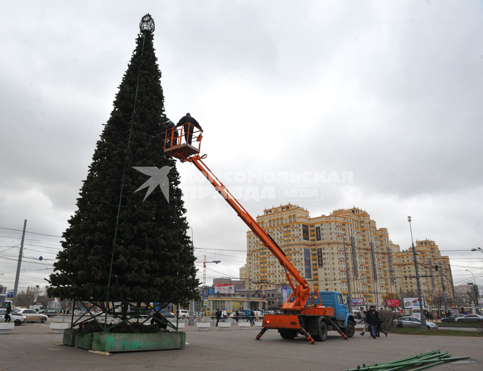 Подготовка к новогодним праздникам. На снимке: установка новогодней елки в столице. 10 ноября 2011 года.