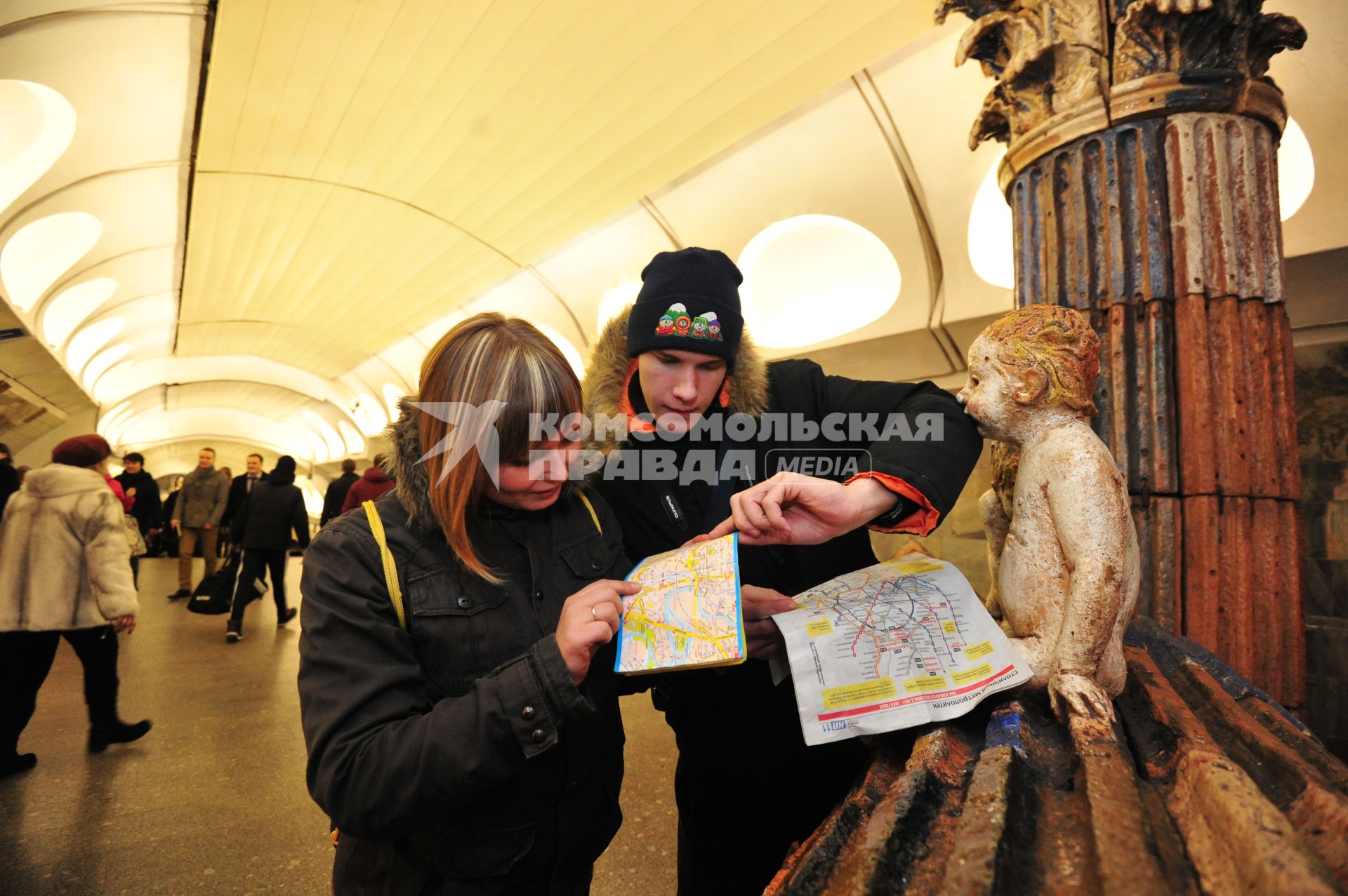 Игроки в квест в московском метрополитене. 10 ноября 2011 года.