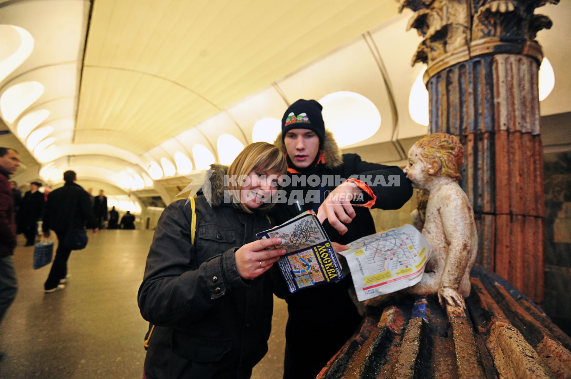 Игроки в квест в московском метрополитене. 10 ноября 2011 года.