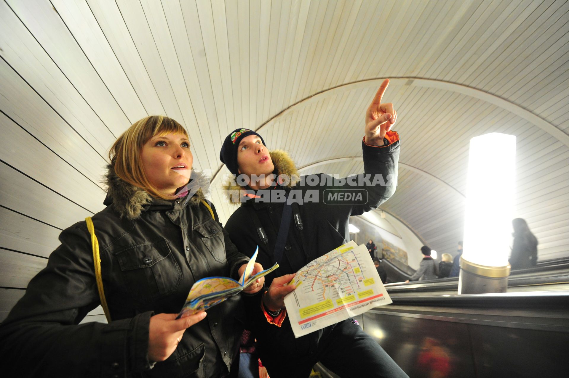 Игроки в квест в московском метрополитене. 10 ноября 2011 года.