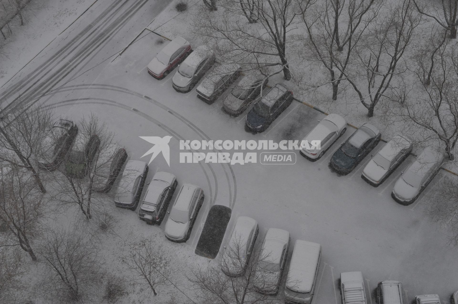 Снег. Припаркованные автомобили. Машины заметенные снегом. Автостоянка. Парковка. Машиноместо. 11 ноября 2011 года.