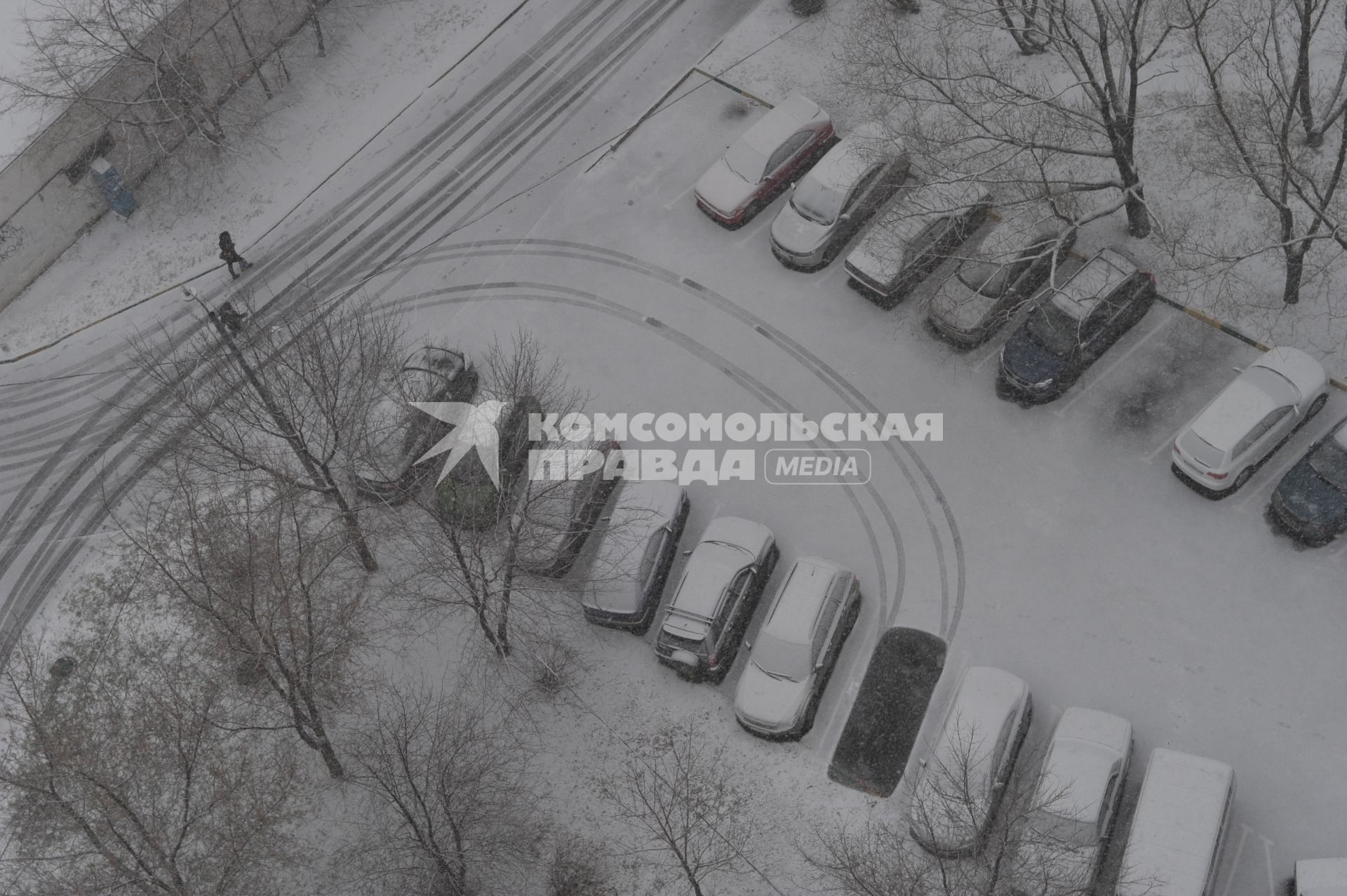 Снег. Припаркованные автомобили. Машины заметенные снегом. Автостоянка. Парковка. Машиноместо. 11 ноября 2011 года.