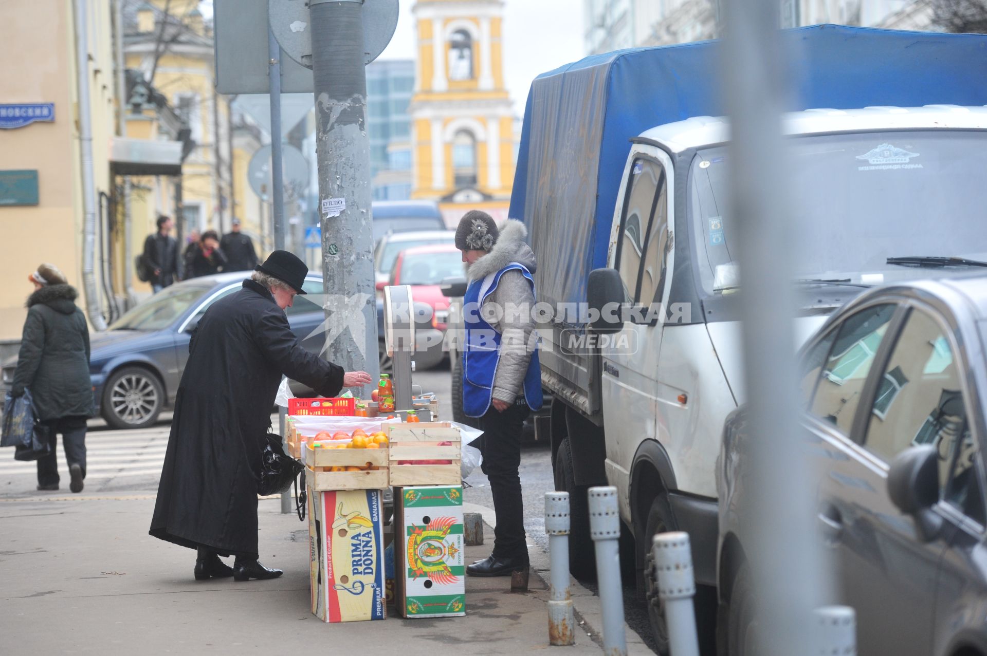 Уличная торговля. Продавец.  Покупатель. 11 ноября 2011 года.