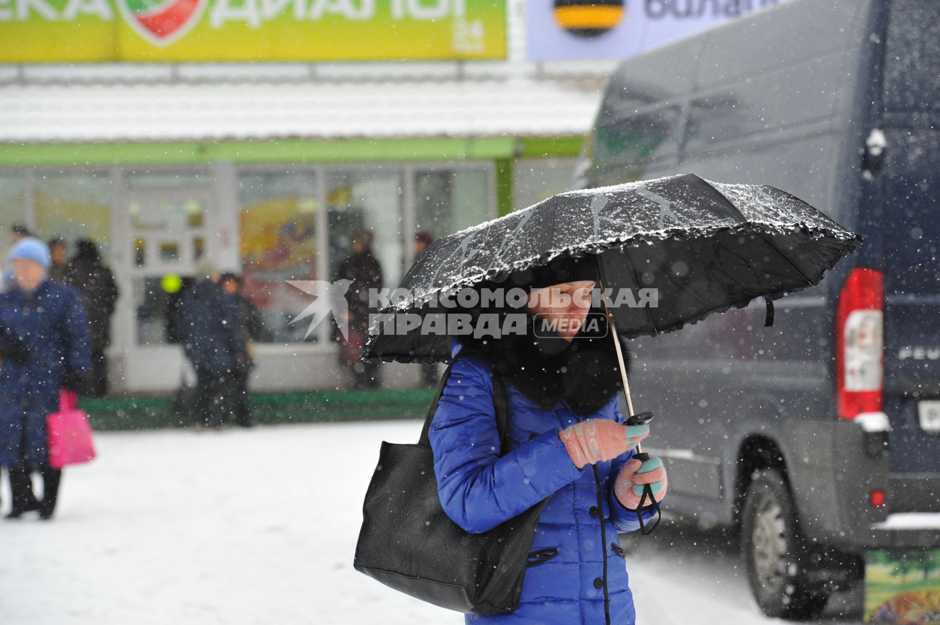 Москва. Снегопад. Девушка с зонтом. 11 ноября 2011 года.