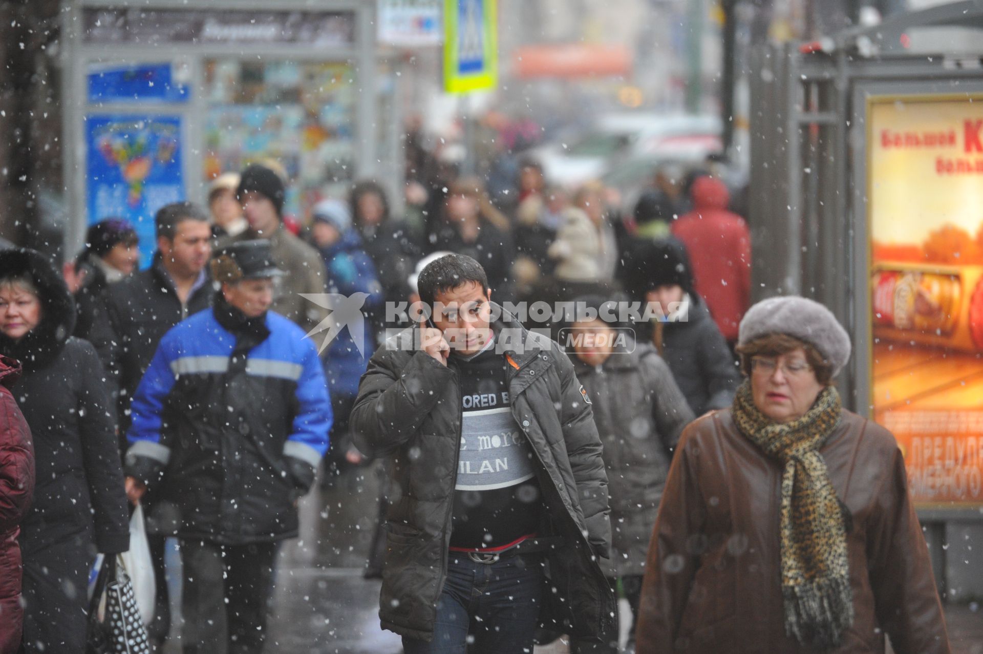 Москва. Снегопад. Прохожие люди. 11 ноября 2011 года.