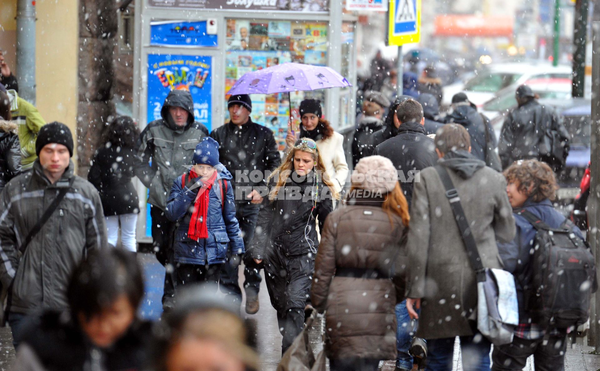 Москва. Снегопад. Прохожие люди. 11 ноября 2011 года.