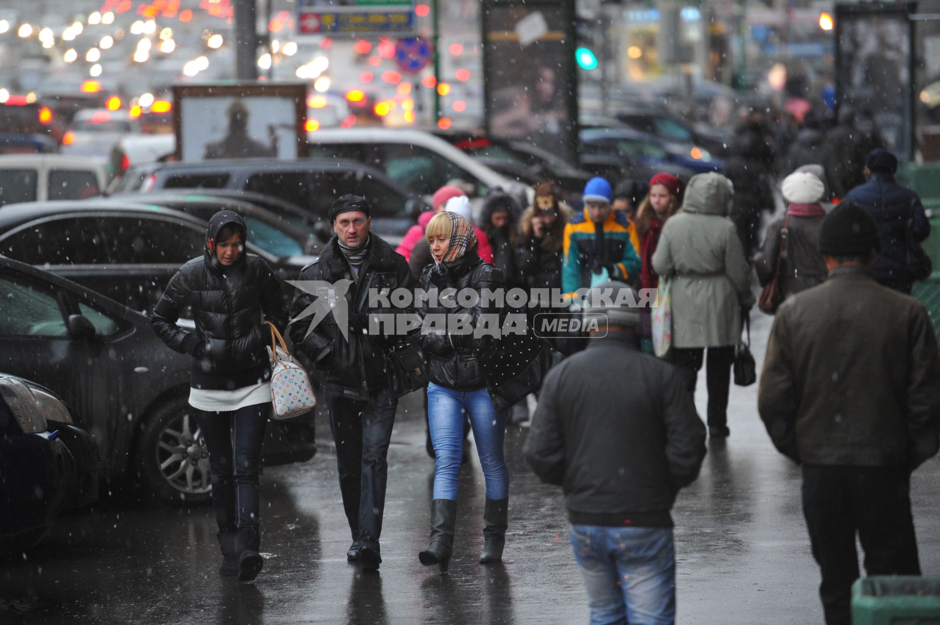 Москва. Снегопад. Прохожие люди. 11 ноября 2011 года.