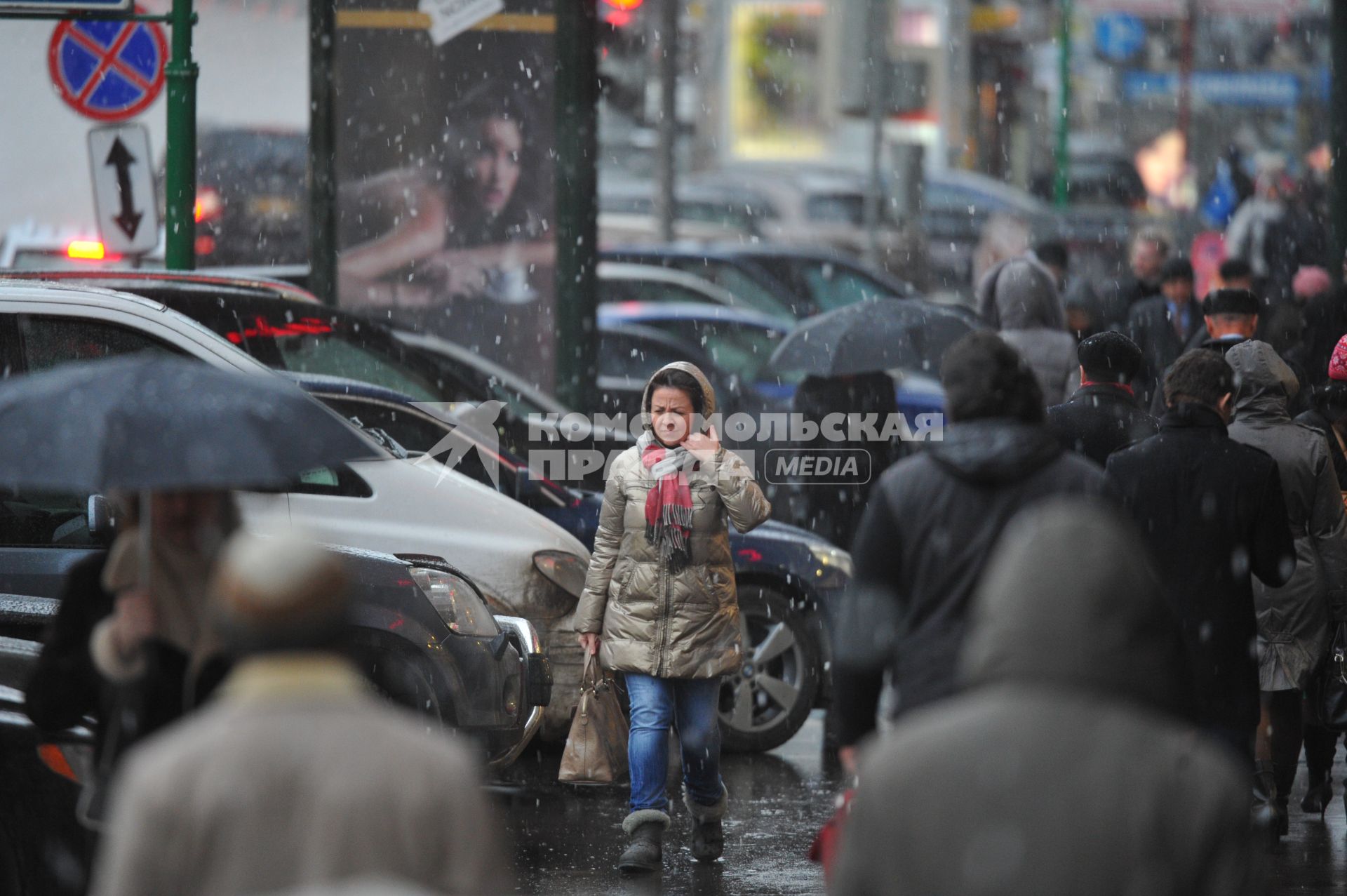 Москва. Снегопад. Прохожие люди. 11 ноября 2011 года.