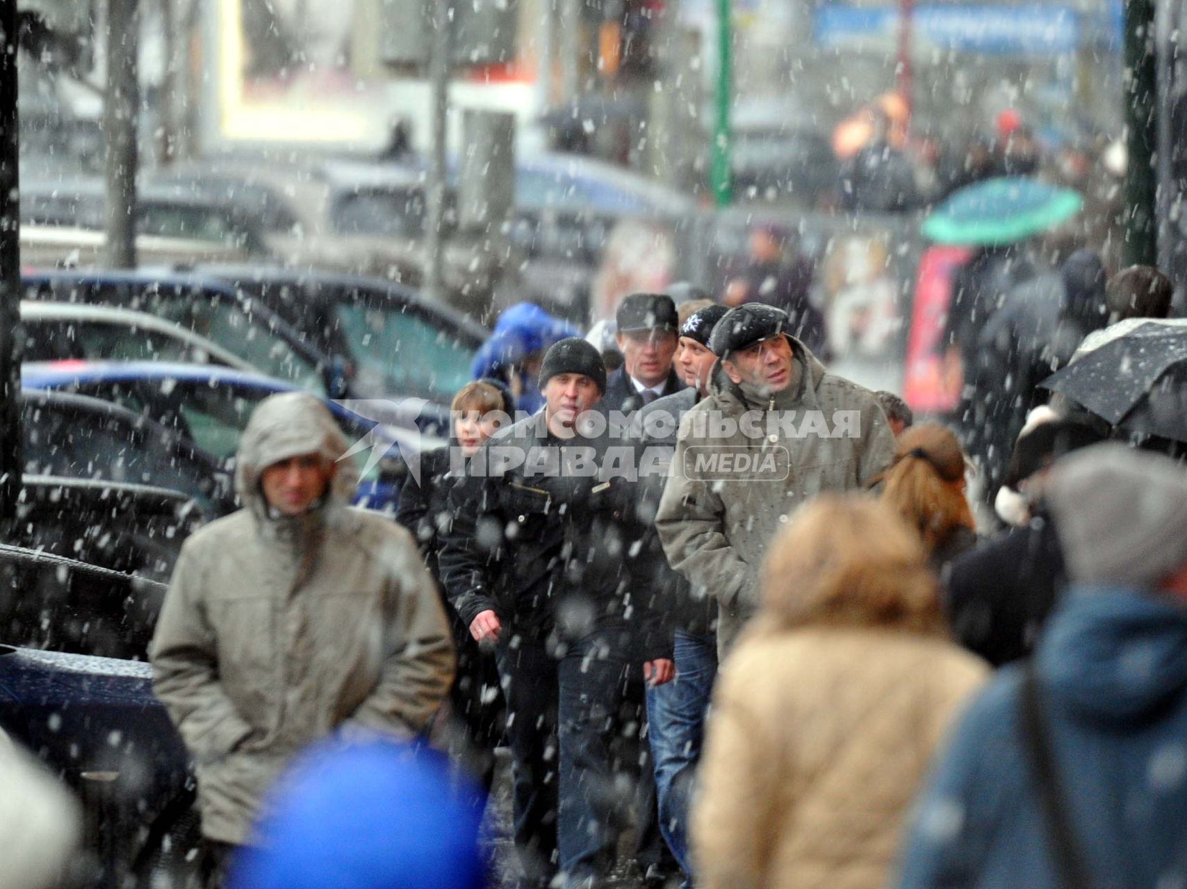 Москва. Снегопад. Прохожие люди. 11 ноября 2011 года.