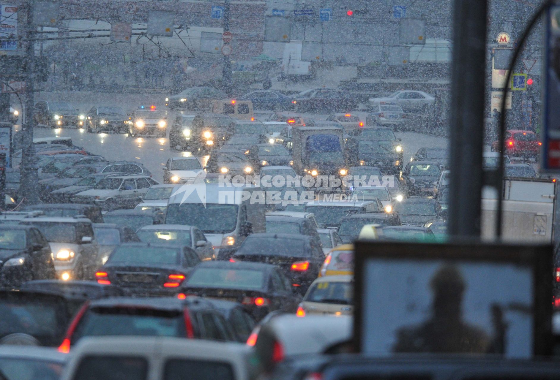 Москва. Снегопад. Автомобильные пробки на дороге. 11 ноября 2011 года.