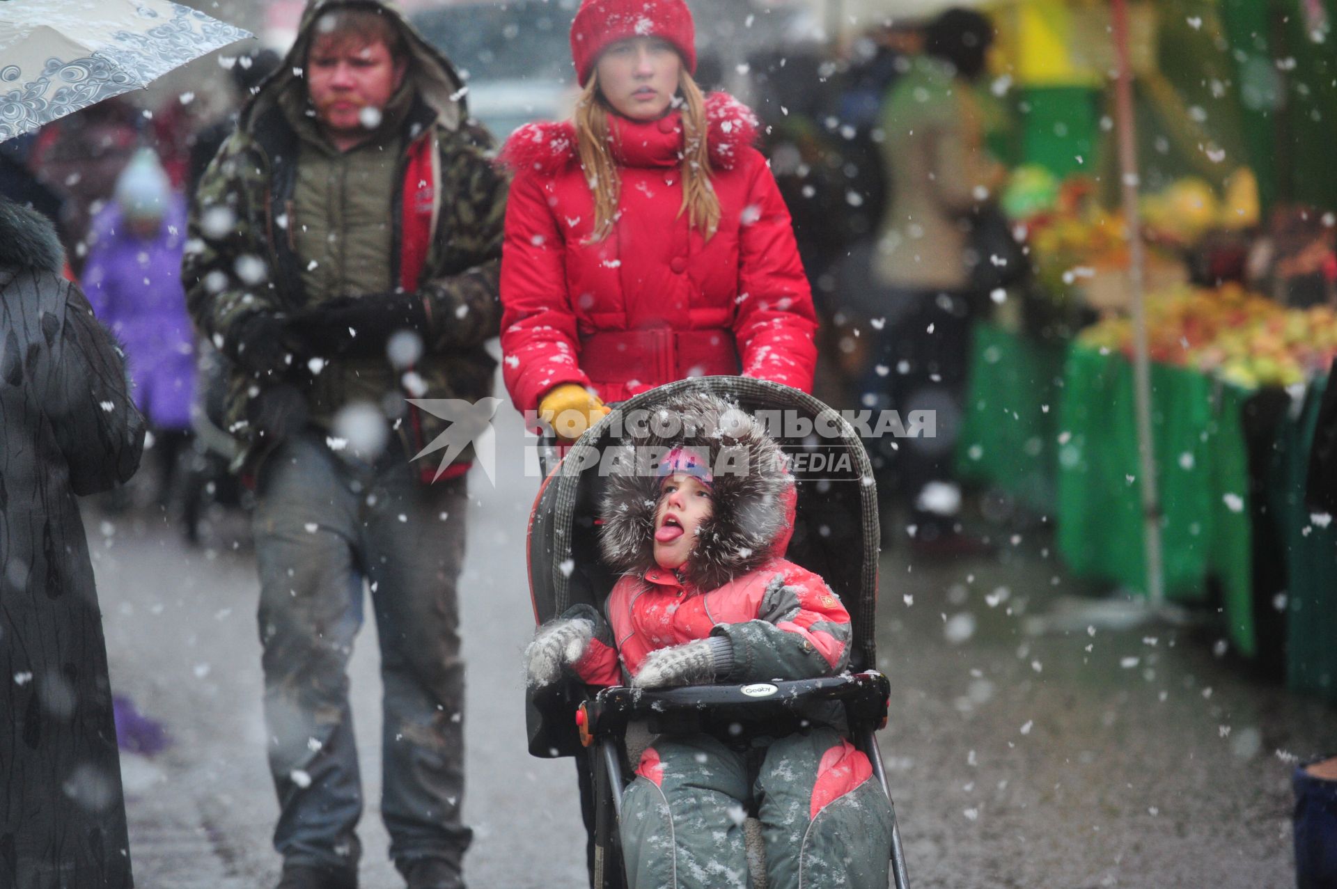 Москва. Снегопад. Женщина с коляской.  11 ноября 2011 года.