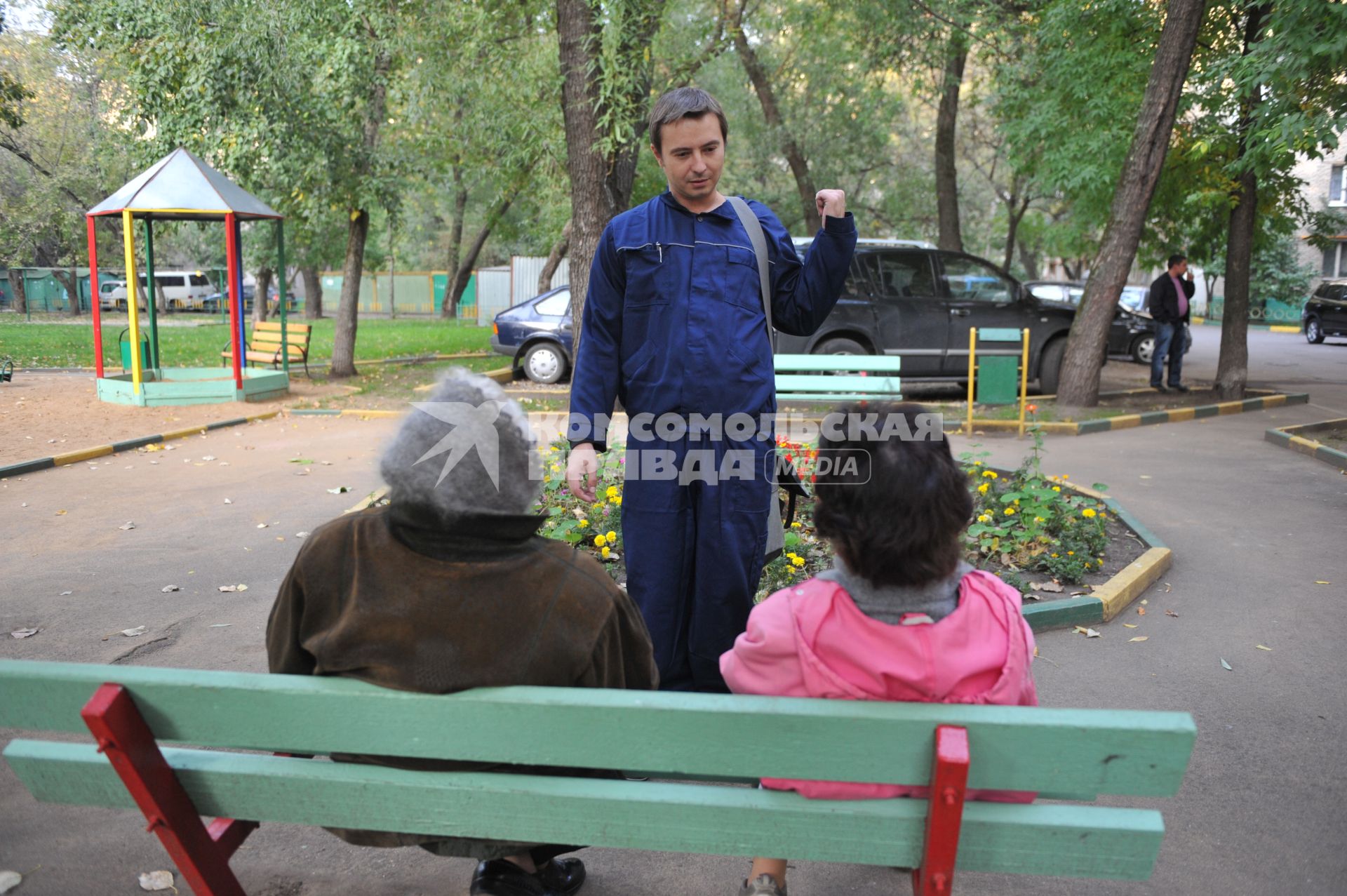 Сантехник разговаривает с жильцами дома. Москва. 21 сентября 2011 года.