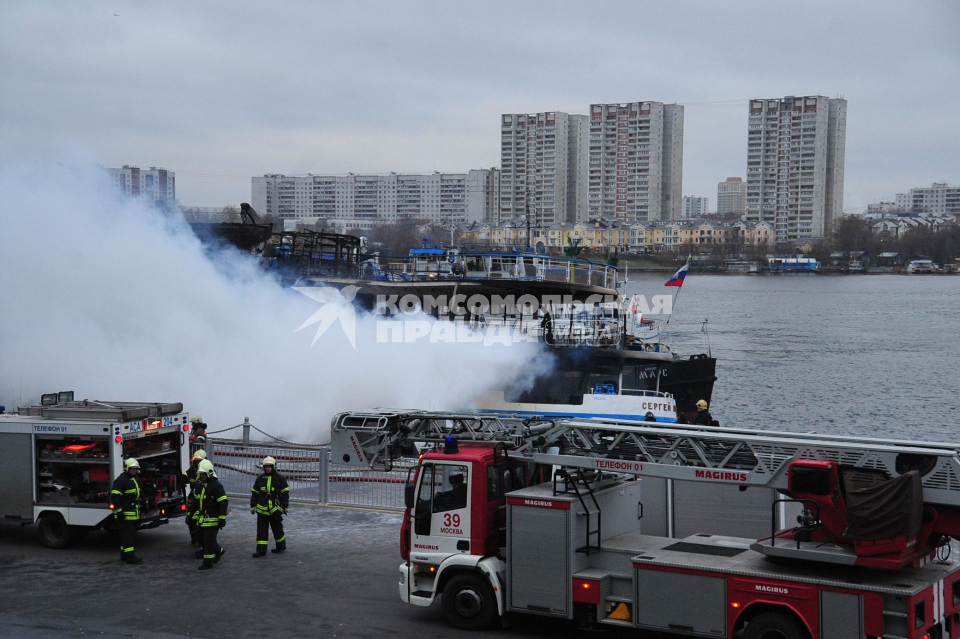 Москва.  Северный речной вокзал. Тушение пожара на теплоходе СЕРГЕЙ АБРАМОВ.  14 ноября 2011 года.