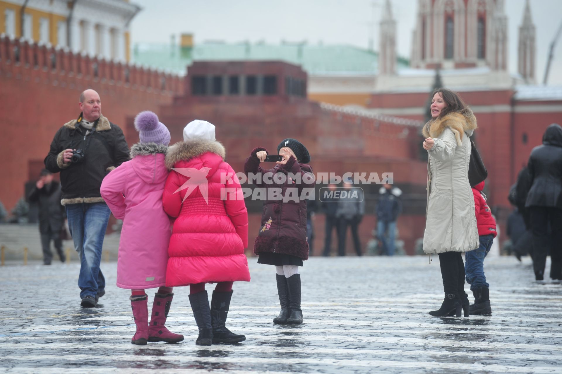 Девочка фотографирует подруг на Красной площади. 11 ноября 2011 года.