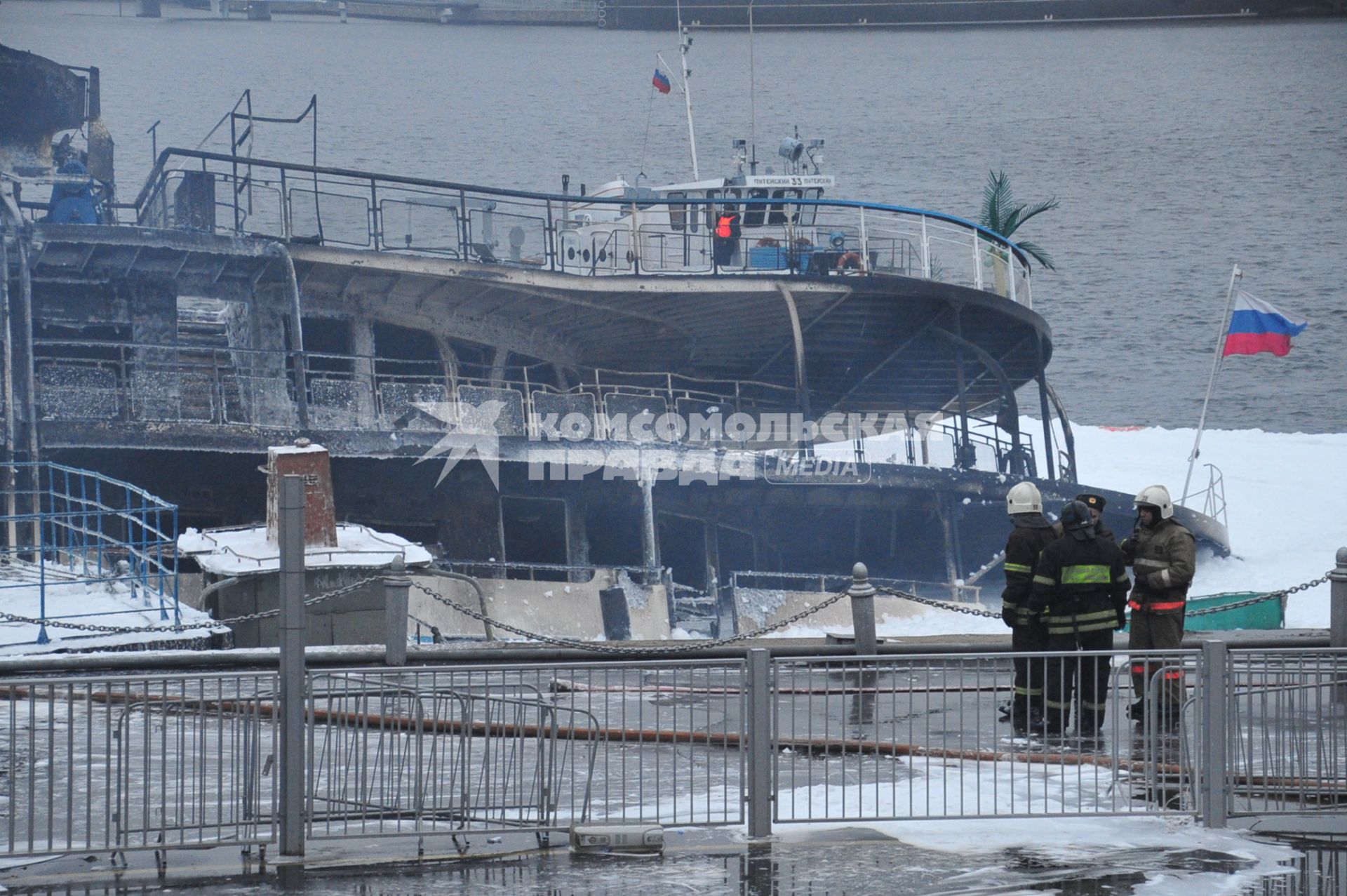 Москва. Северный речной вокзал. Сгоревший теплоход СЕРГЕЙ АБРАМОВ. 14 ноября 2011 года.