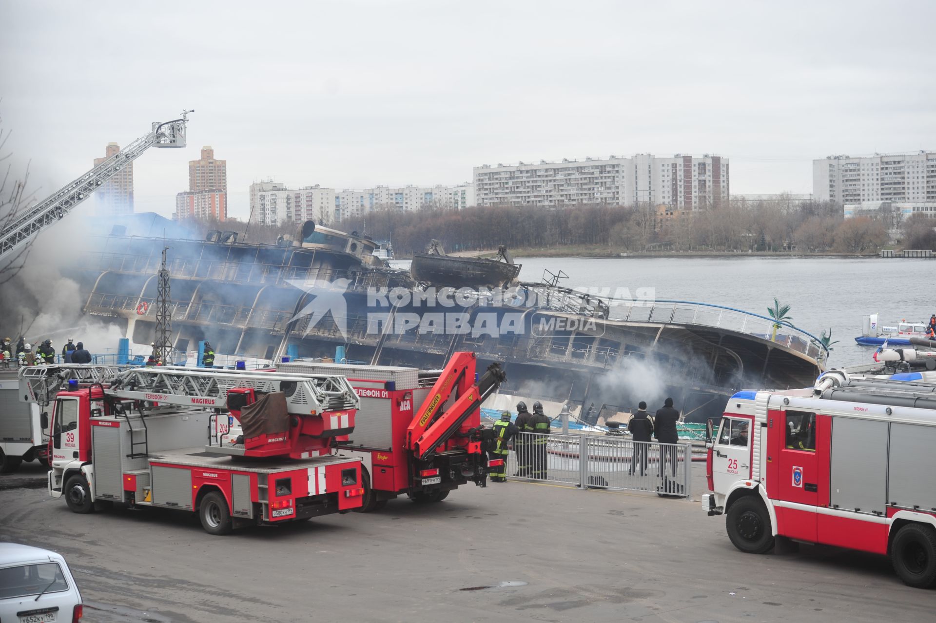 Москва. Северный речной вокзал. Тушение пожара на теплоходе СЕРГЕЙ АБРАМОВ. 14 ноября 2011 года.