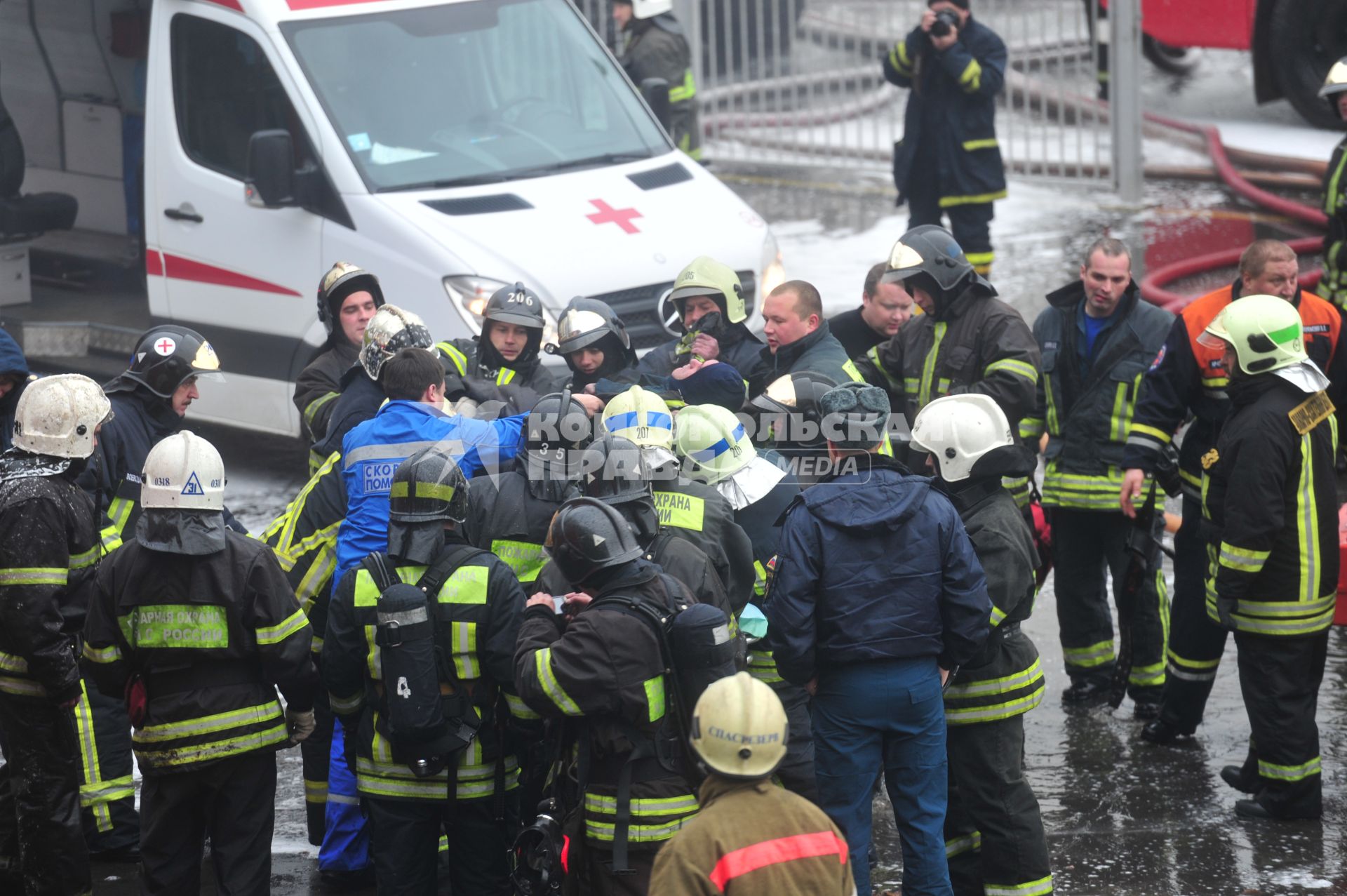 Москва. Северный речной вокзал. Оказание помощи пожарному во время тушения пожара на теплоходе СЕРГЕЙ АБРАМОВ. 14 ноября 2011 года.