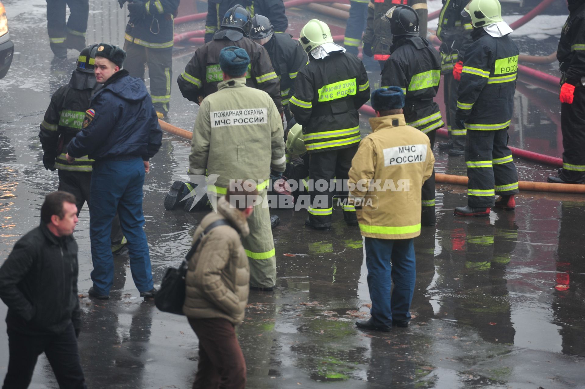 Москва. Северный речной вокзал. Оказание помощи пожарному во время тушения пожара на теплоходе СЕРГЕЙ АБРАМОВ. 14 ноября 2011 года.