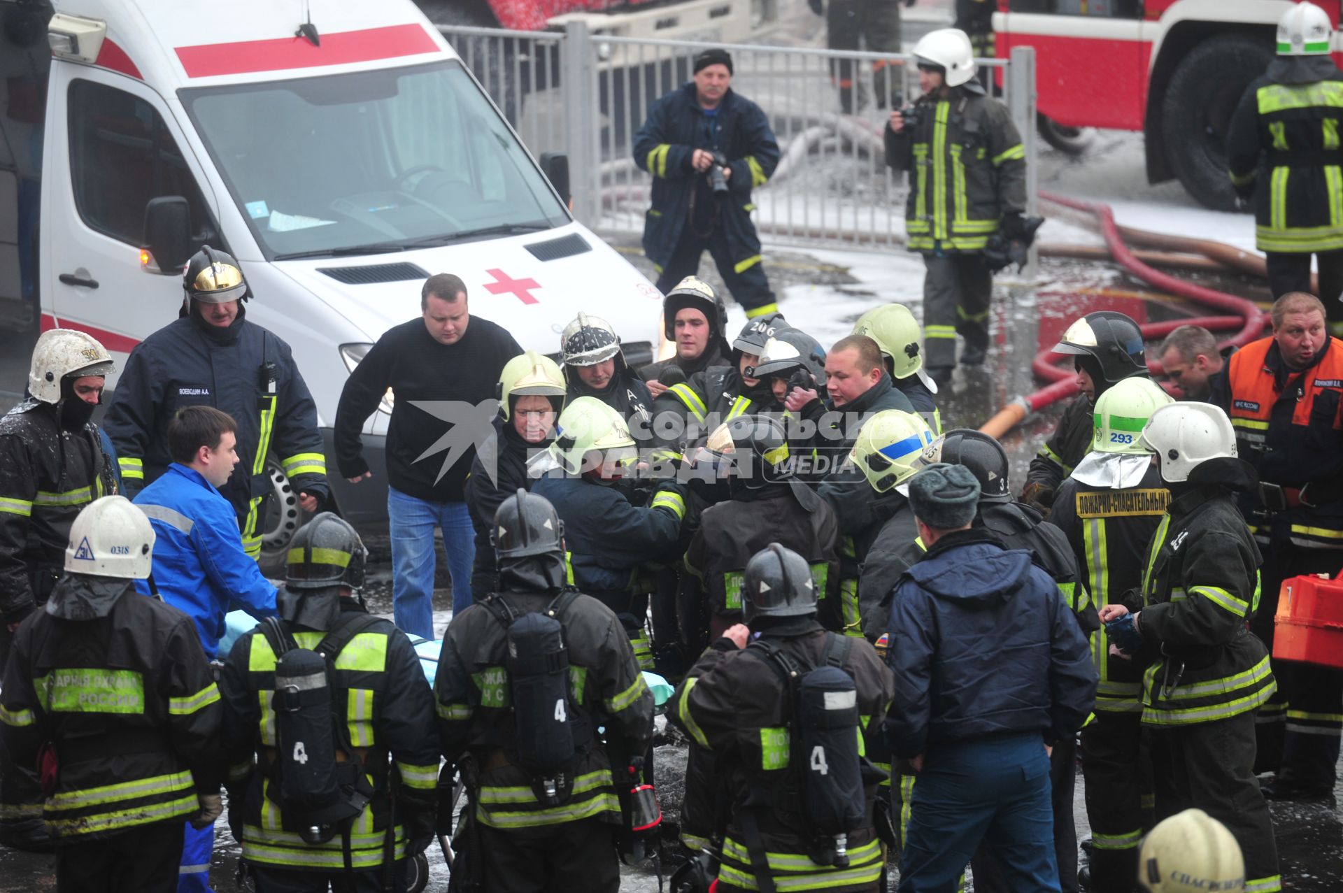 Москва. Северный речной вокзал. Оказание помощи пожарному во время тушения пожара на теплоходе СЕРГЕЙ АБРАМОВ. 14 ноября 2011 года.