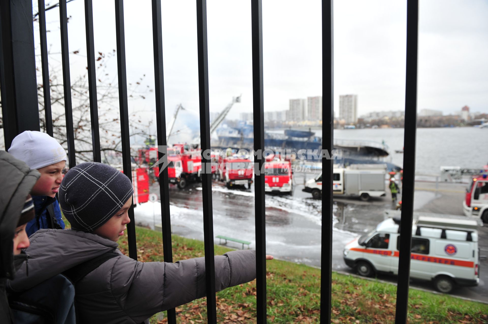 Москва. Северный речной вокзал. Дети смотрят на тушение пожара на теплоходе СЕРГЕЙ АБРАМОВ. 14 ноября 2011 года.