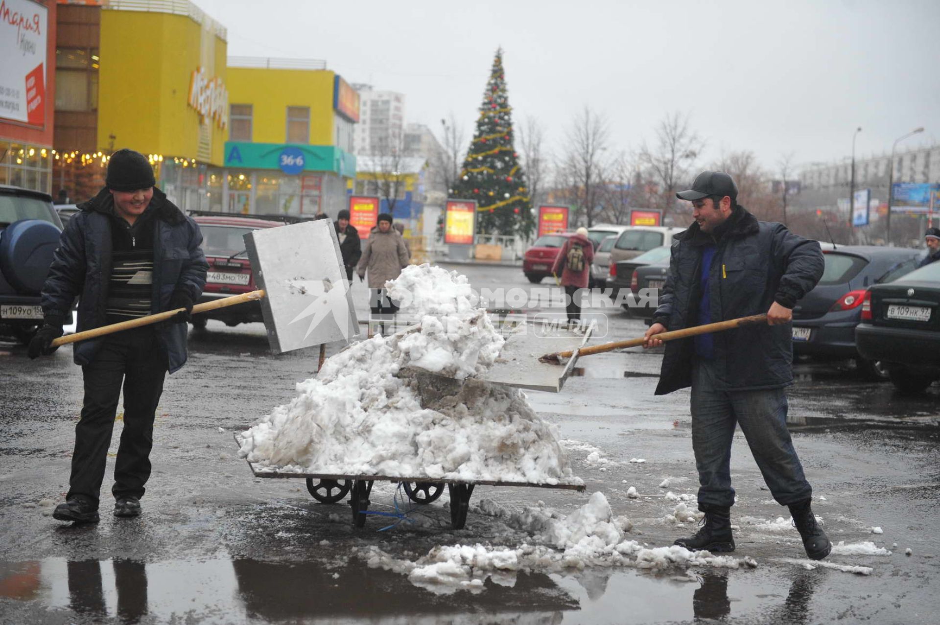 Гастарбайтеры убирают снег.  17 ноября 2011 года.