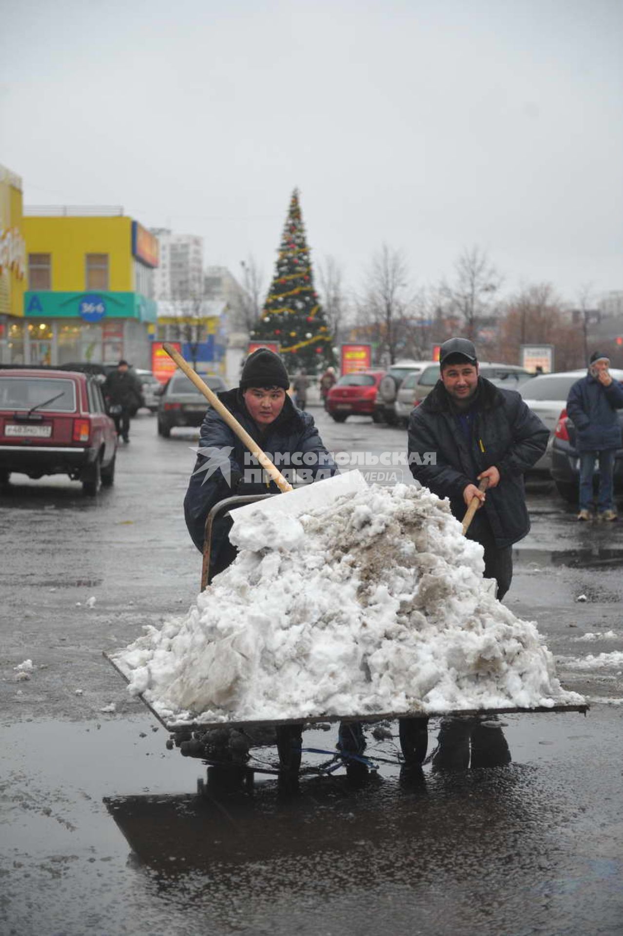 Гастарбайтеры убирают снег.  17 ноября 2011 года.