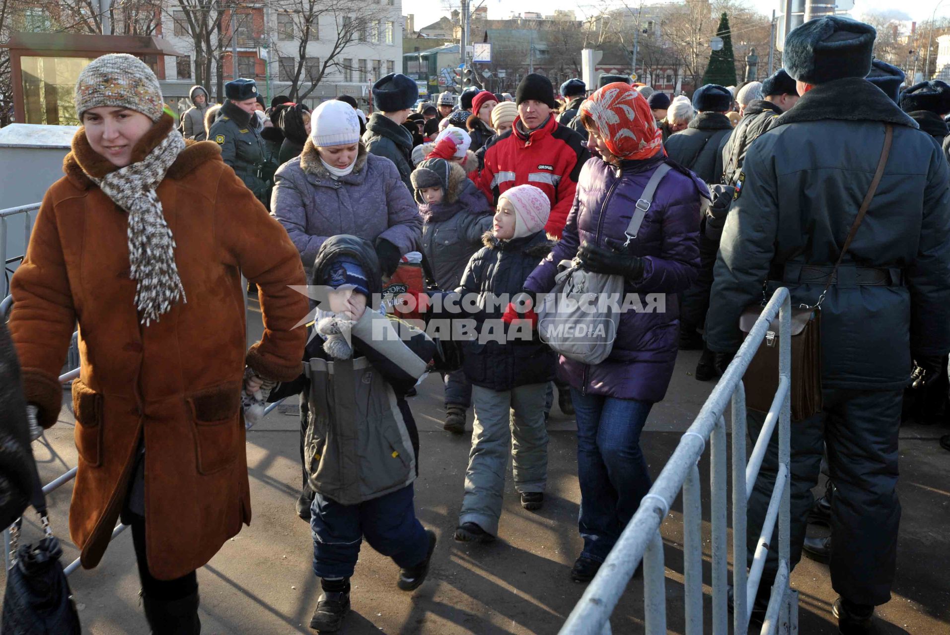 Очередь к Храму Христа Спасителя, куда доставлен ковчег с Поясом Пресвятой Богородицы из Ватопедского монастыря в Греции. 18 ноября 2011 года.