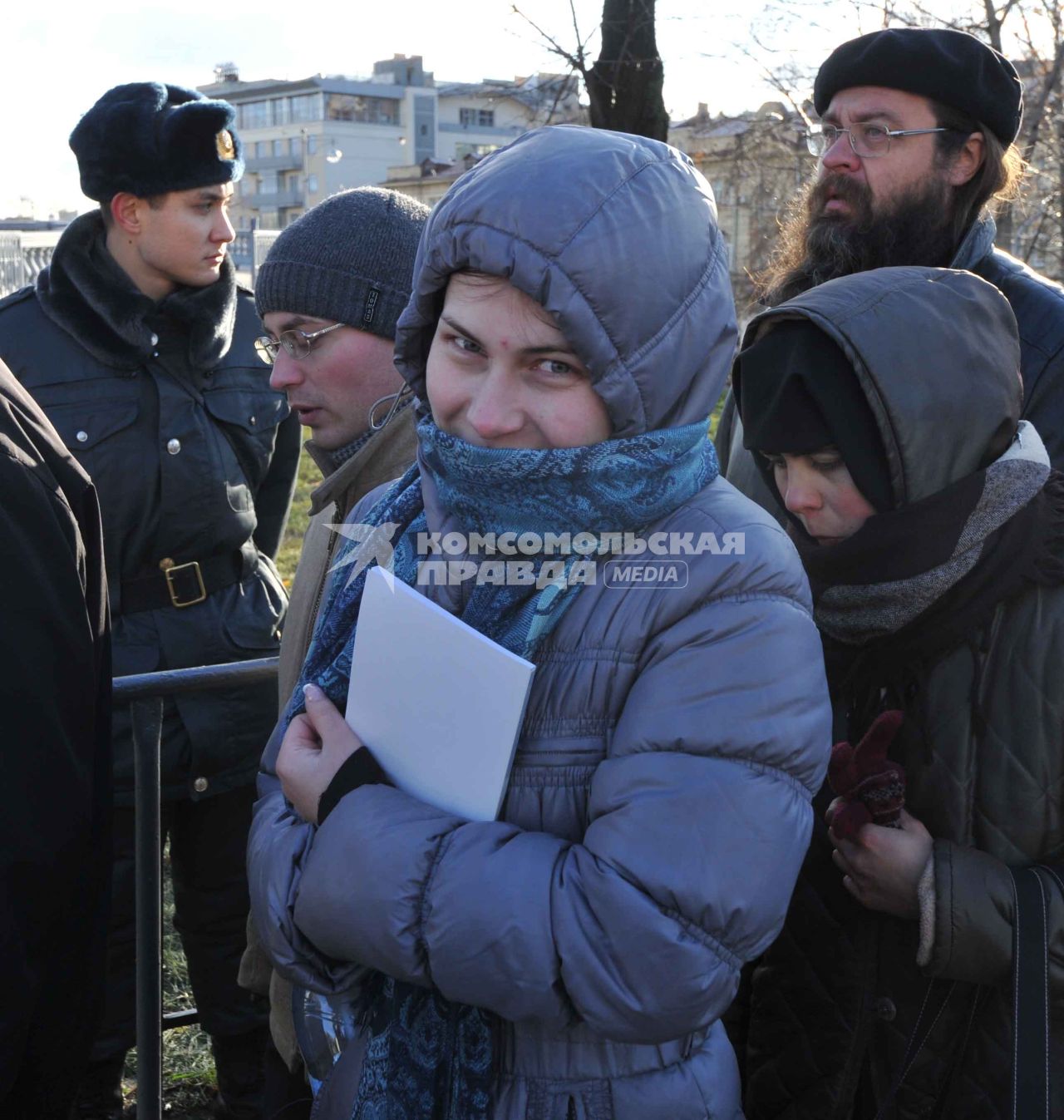 Очередь к Храму Христа Спасителя, куда доставлен ковчег с Поясом Пресвятой Богородицы из Ватопедского монастыря в Греции. 18 ноября 2011 года.