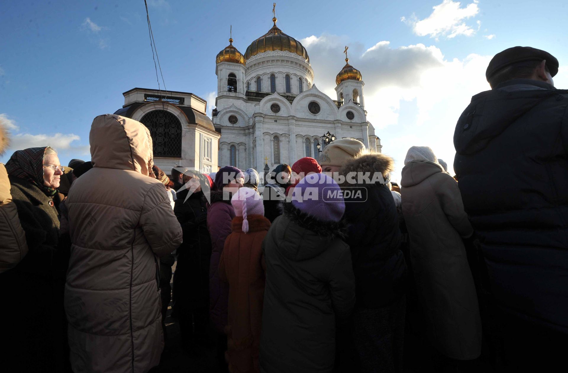 Очередь к Храму Христа Спасителя, куда доставлен ковчег с Поясом Пресвятой Богородицы из Ватопедского монастыря в Греции. 18 ноября 2011 года.