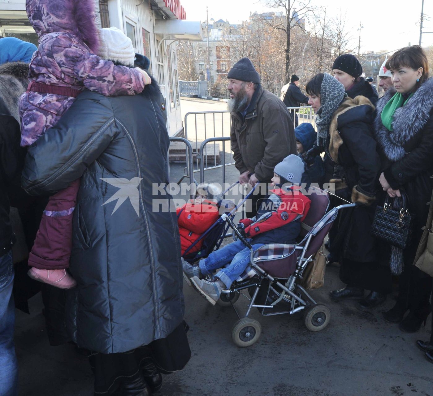 Очередь к Храму Христа Спасителя, куда доставлен ковчег с Поясом Пресвятой Богородицы из Ватопедского монастыря в Греции. На снимке: родители и дети у храма.  18 ноября 2011 года.