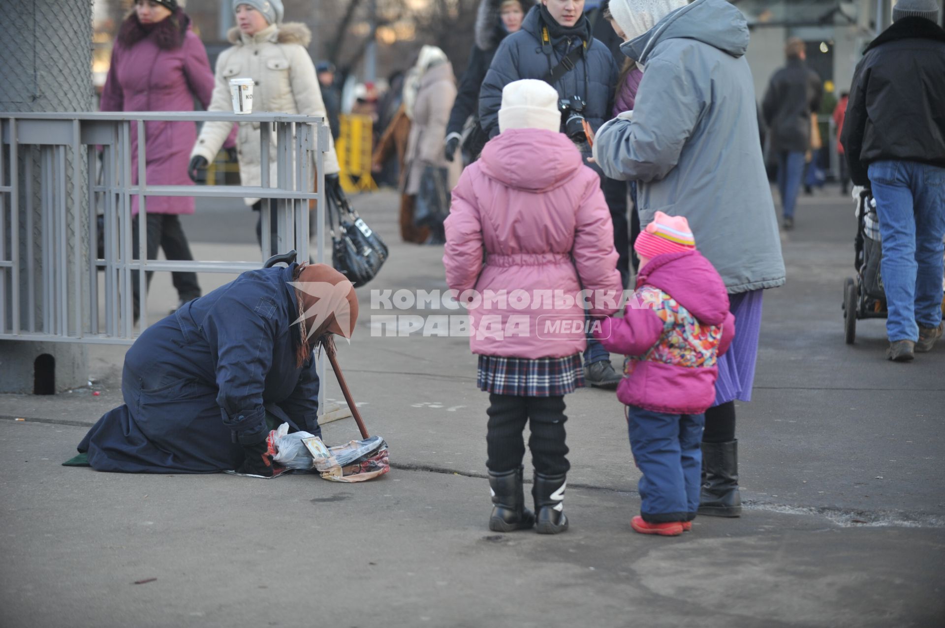 Женщина просит подаяния. Бедность, нищета.  20 ноября 2011 года.