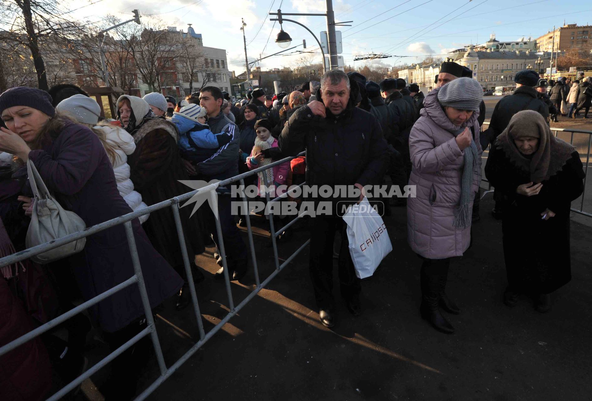 Очередь к Храму Христа Спасителя, куда доставлен ковчег с Поясом Пресвятой Богородицы из Ватопедского монастыря в Греции. 18 ноября 2011 года.