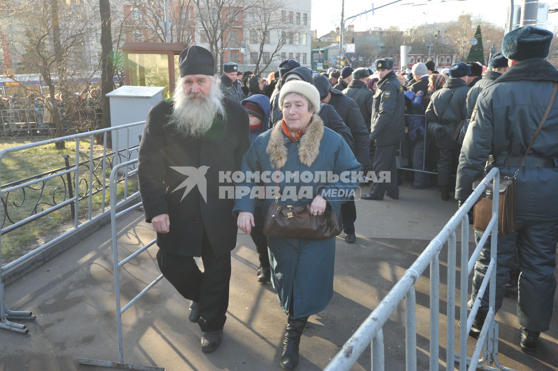 Очередь к Храму Христа Спасителя, куда доставлен ковчег с Поясом Пресвятой Богородицы из Ватопедского монастыря в Греции. 18 ноября 2011 года.