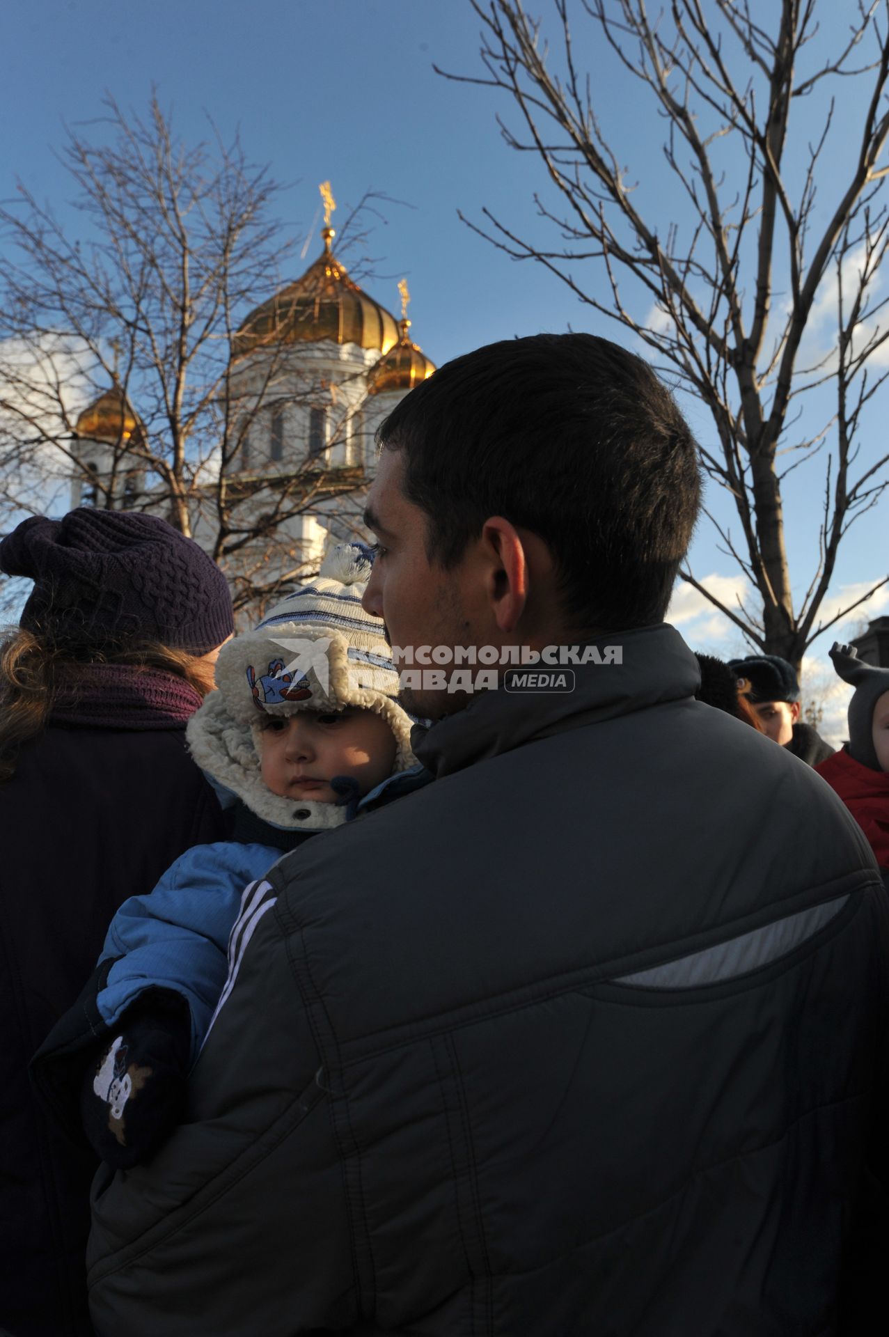 Очередь к Храму Христа Спасителя, куда доставлен ковчег с Поясом Пресвятой Богородицы из Ватопедского монастыря в Греции. На снимке: мужчина держит ребенка на руках. 18 ноября 2011 года.