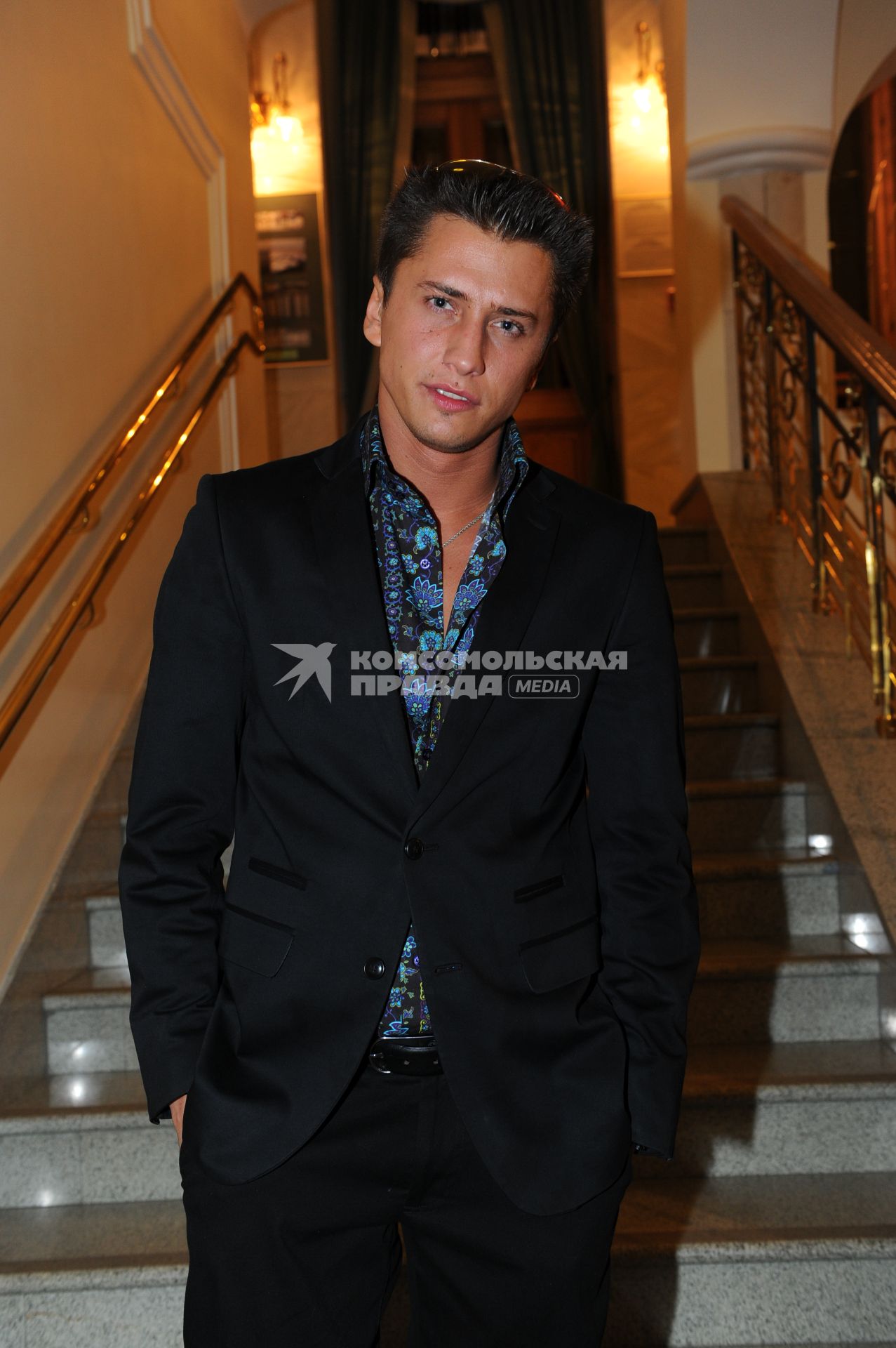 Церемония вручения премии ЖЕНЩИНА ГОДА ЖУРНАЛА GLAMOUR 2011. На снимке: актер Павел Прилучный.  17 ноября 2011 года.