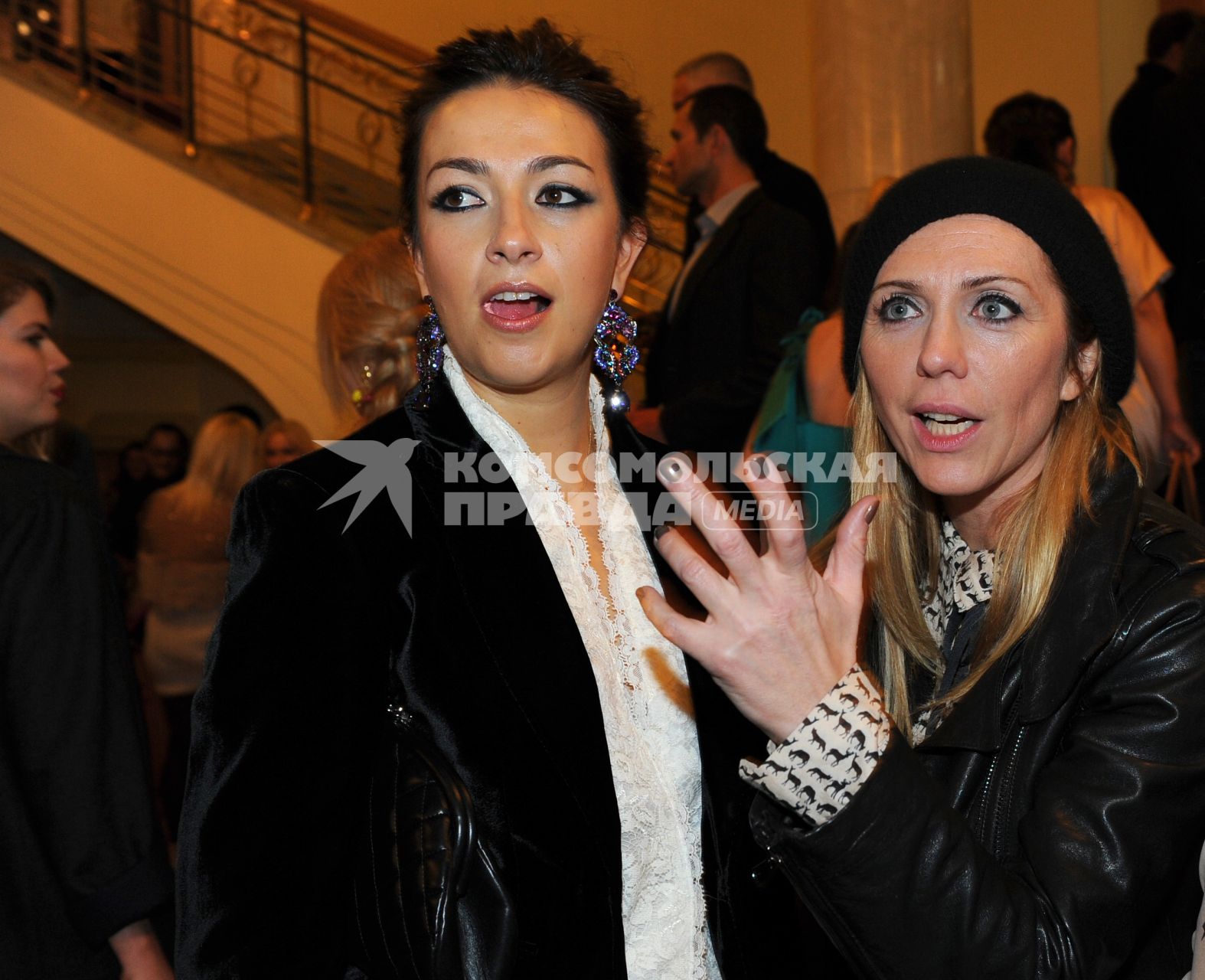 Церемония вручения премии ЖЕНЩИНА ГОДА ЖУРНАЛА GLAMOUR 2011. На снимке: телеведущая Рита Митрофанова и Наталья Кикнадзе (слева). 17 ноября 2011 года.