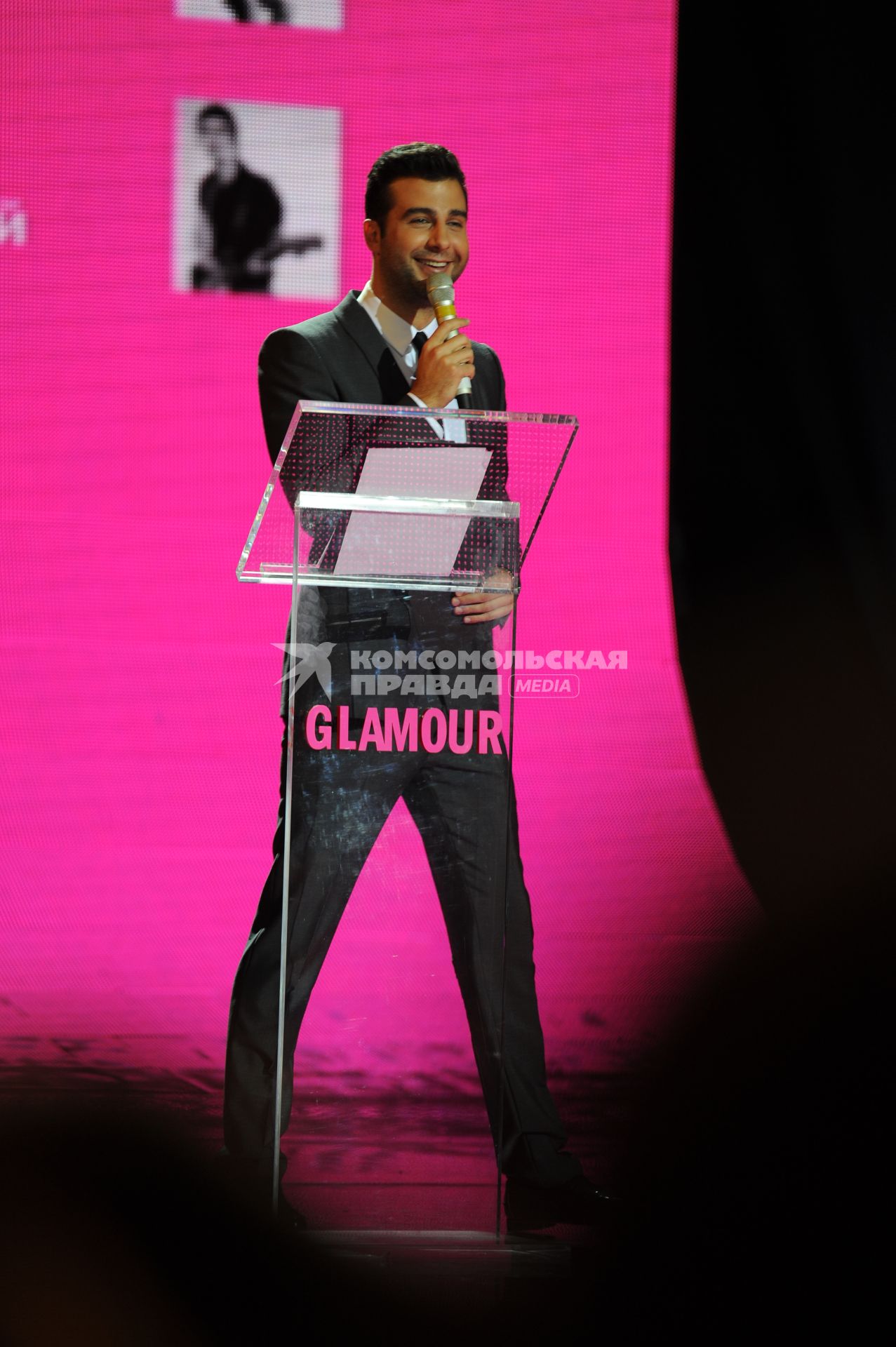Ведущий церемонии вручения премии ЖЕНЩИНА ГОДА ЖУРНАЛА GLAMOUR Иван Ургант, получивший награду в номинации МУЖЧИНА ГОДА. 17 ноября 2011 года.