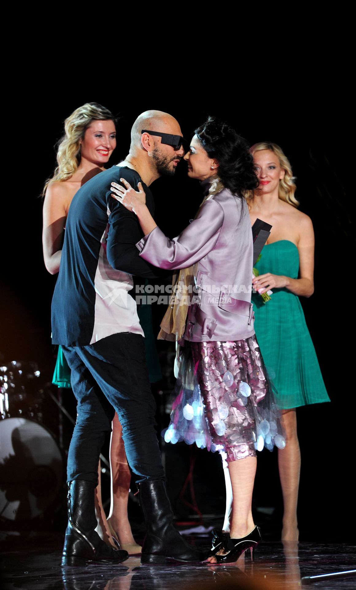 Церемония вручения премии ЖЕНЩИНА ГОДА ЖУРНАЛА GLAMOUR 2011. На снимке: режиссер Кирилл Серебренников и балерина Диана Вишнева, получившая премию в номинации ПРИМА ГОДА. 17 ноября 2011 года.