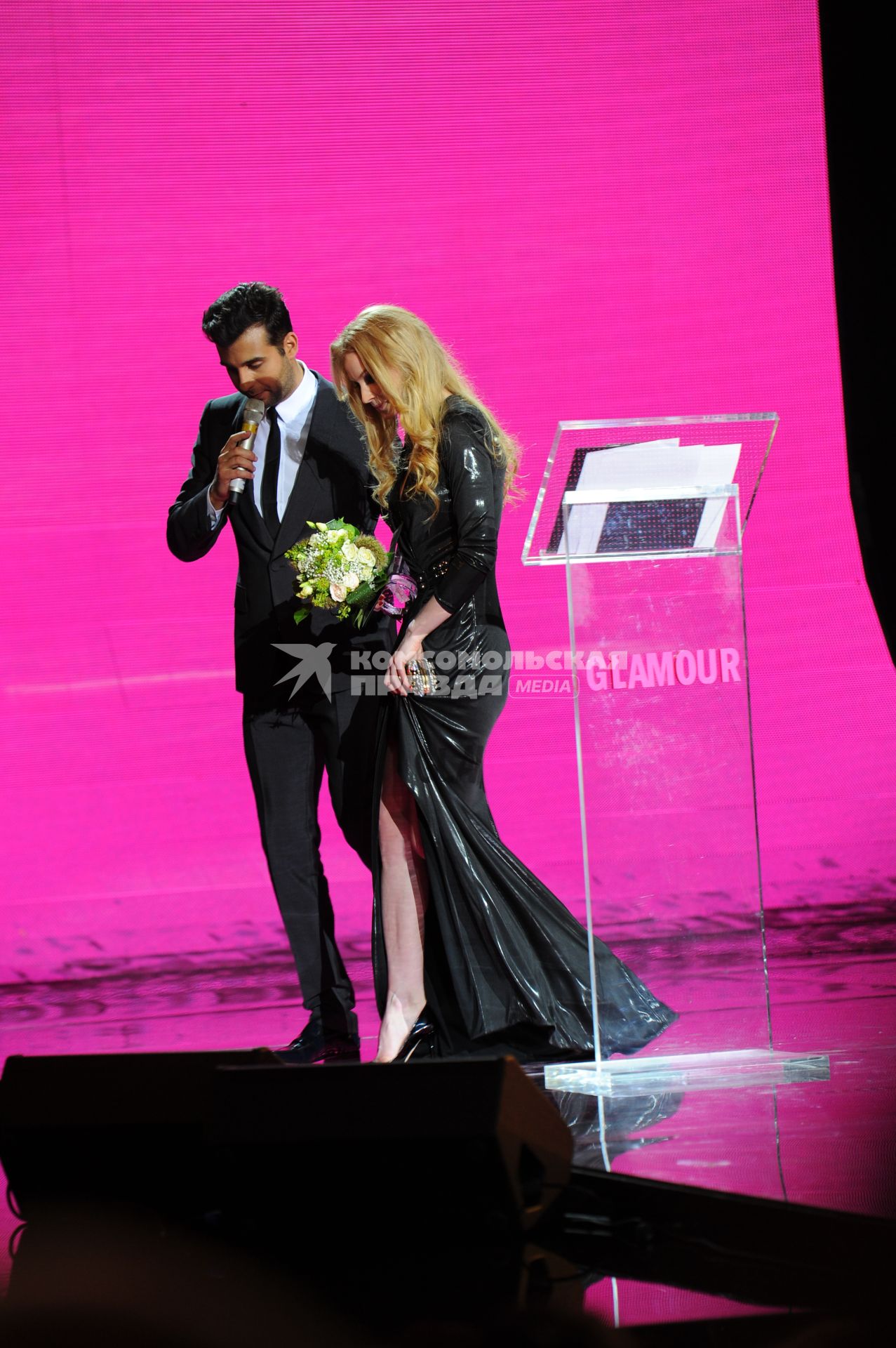 Церемония вручения премии ЖЕНЩИНА ГОДА ЖУРНАЛА GLAMOUR 2011. На снимке: ведущий церемонии Иван Ургант и актриса Светлана Ходченкова, получившая премию в номинации АКТРИСА ГОДА. 17 ноября 2011 года.