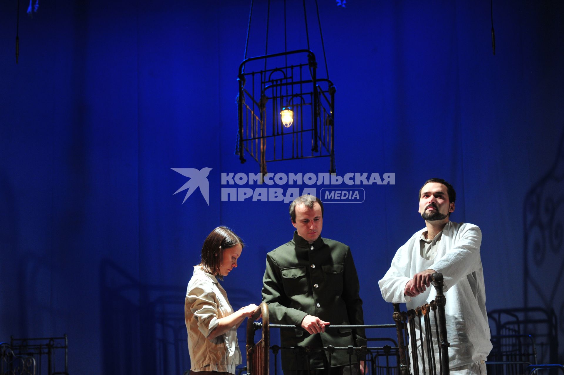 Спектакль ПАЛАТА N6 в театре на Малой Бронной. На снимке: актер, режиссер спектакля Артемий Николаев в роли доктора Рагина (справа).  21 ноября 2011 года.