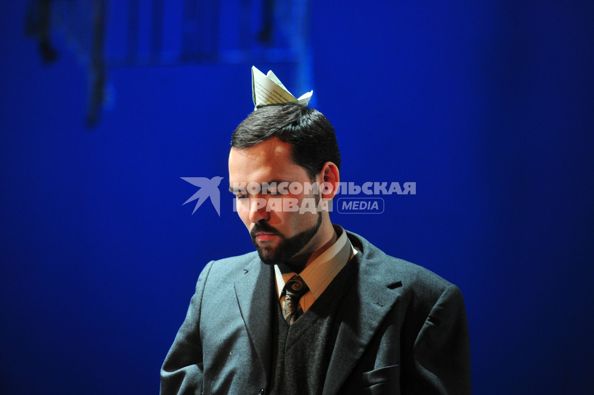 Спектакль ПАЛАТА N6 в театре на Малой Бронной. На снимке: актер, режиссер спектакля Артемий Николаев в роли доктора Рагина. 21 ноября 2011 года.