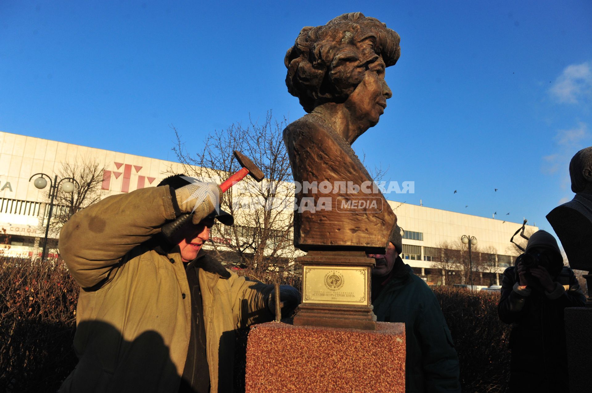 Демонтаж незаконно установленных скульптур в парке МУЗЕОН у Центрального дома художника. 23 ноября 2011 года.