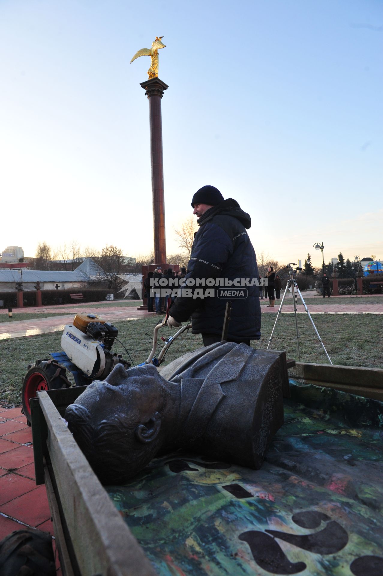 Демонтаж незаконно установленных скульптур в парке МУЗЕОН у Центрального дома художника. 23 ноября 2011 года.