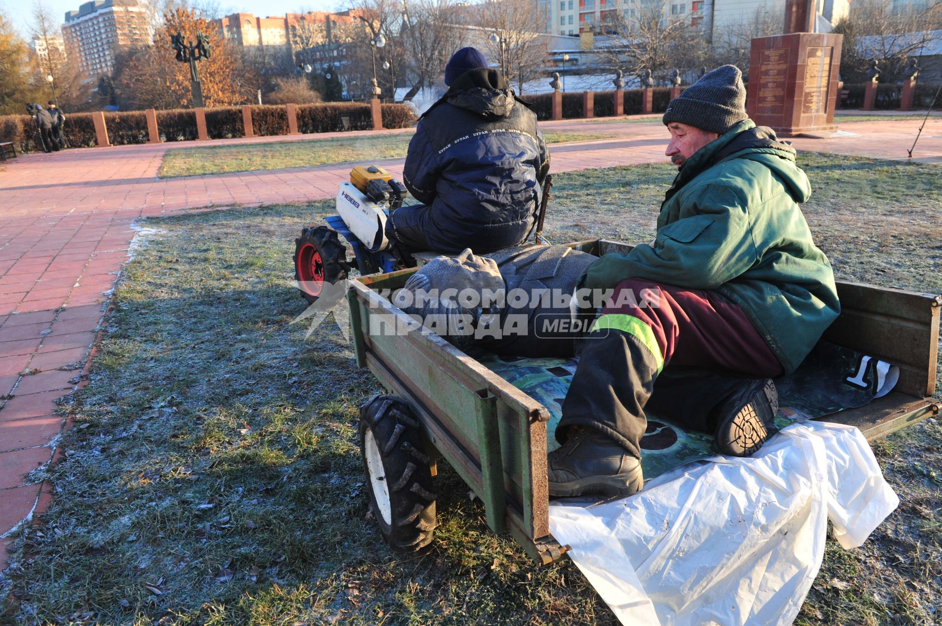 Демонтаж незаконно установленных скульптур в парке МУЗЕОН у Центрального дома художника. 23 ноября 2011 года.