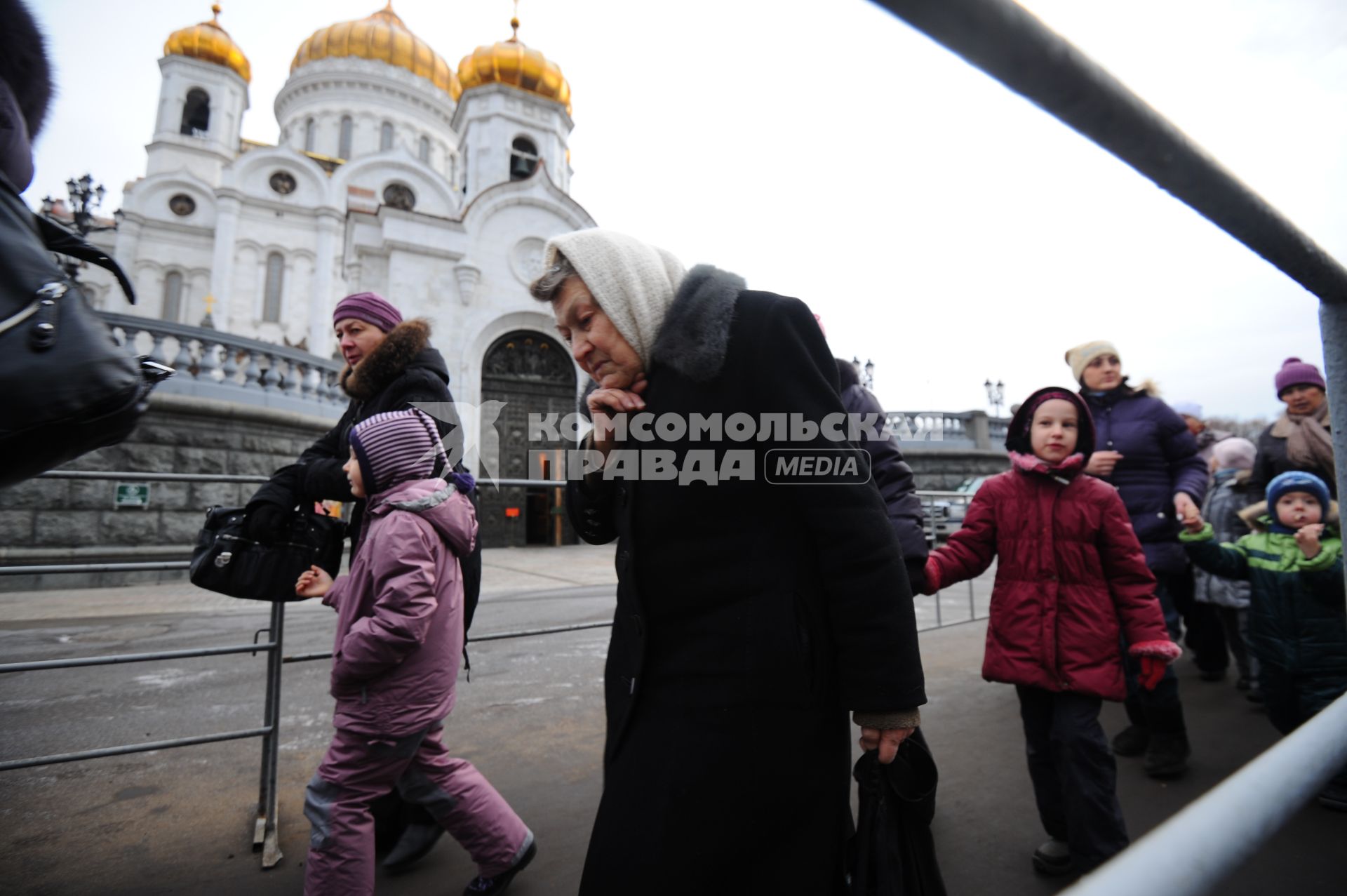 Очередь к Храму Христа Спасителя, куда доставлен ковчег с Поясом Пресвятой Богородицы из Ватопедского монастыря в Греции. 24 ноября 2011 года.